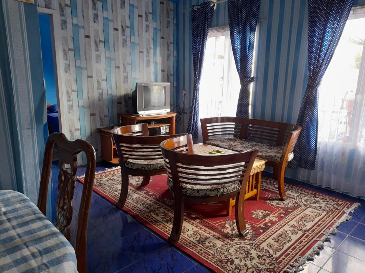 Five-Bedroom House photo 1