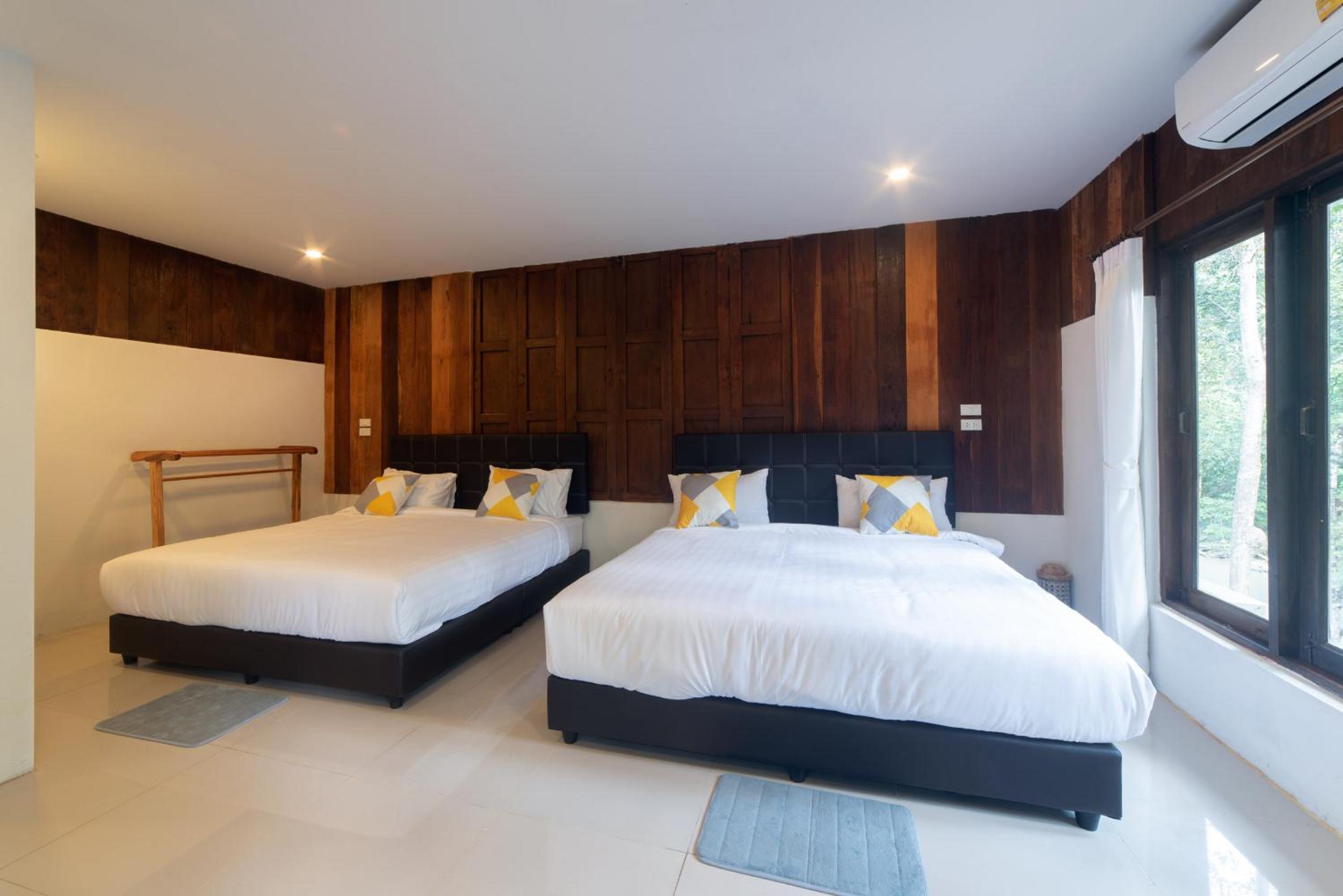 Superior Family Room - Photo 4