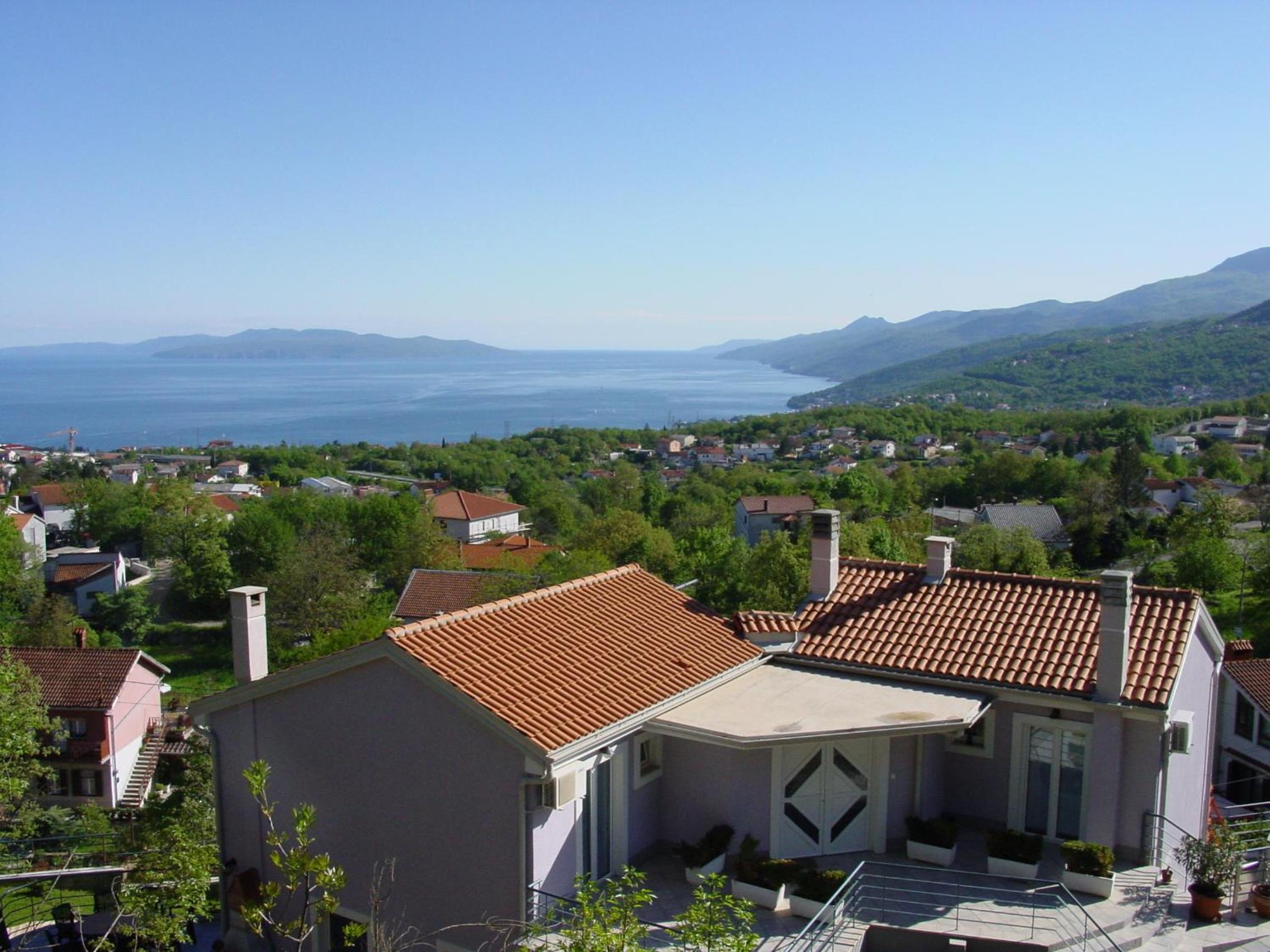 One-Bedroom Apartment with Terrace and Mountain View 