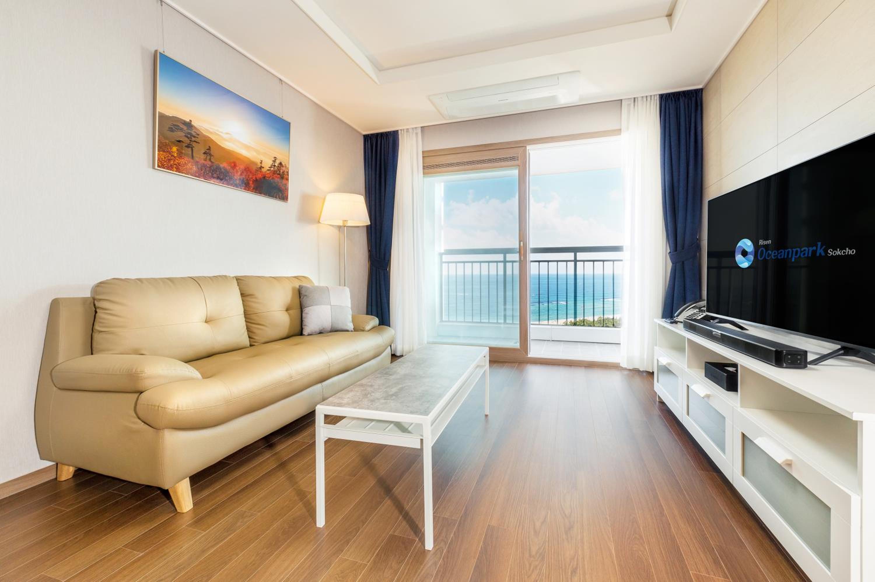 Queen Suite with Sea View - Photo 3