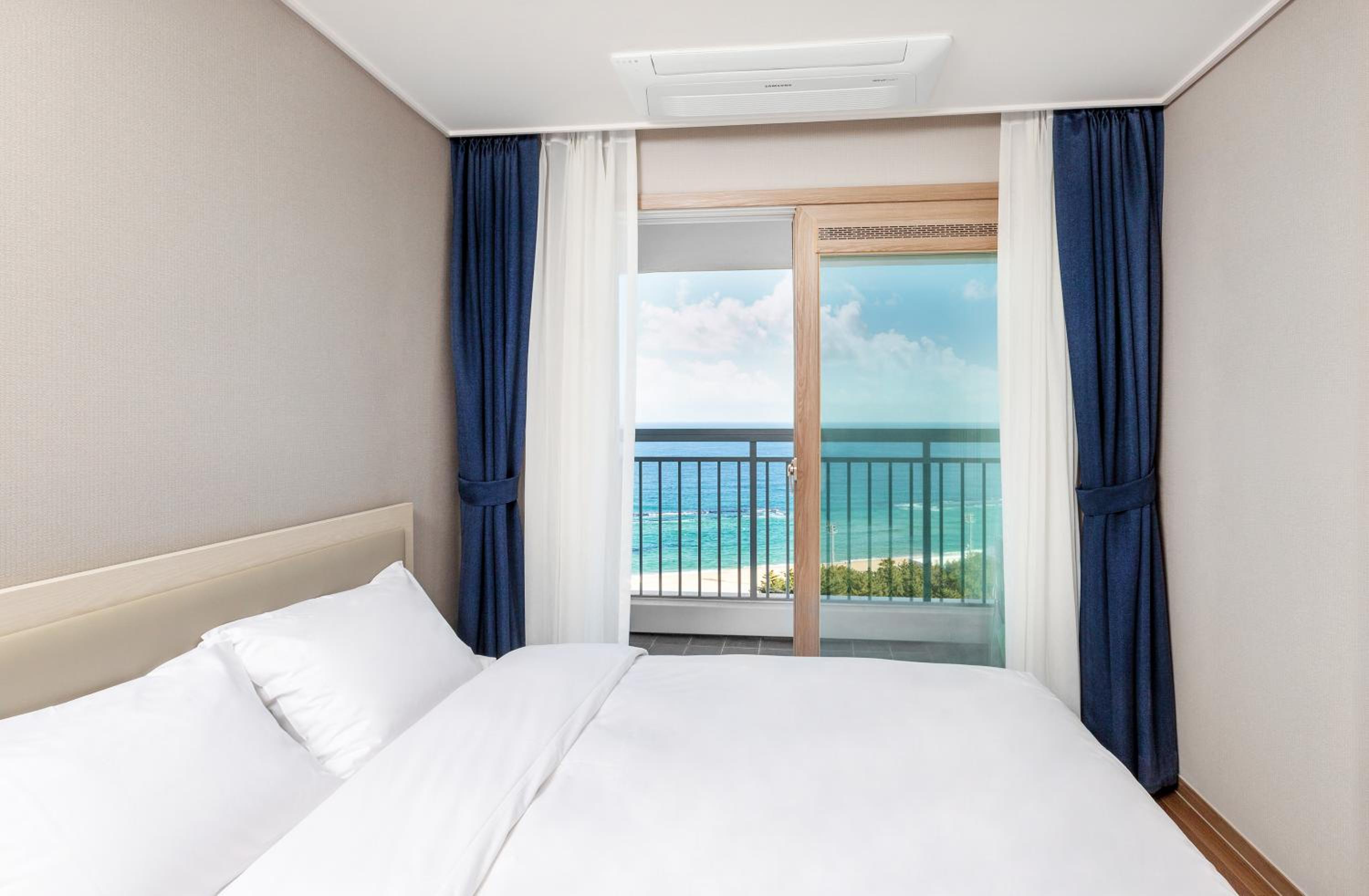 Queen Suite with Sea View - Photo 2