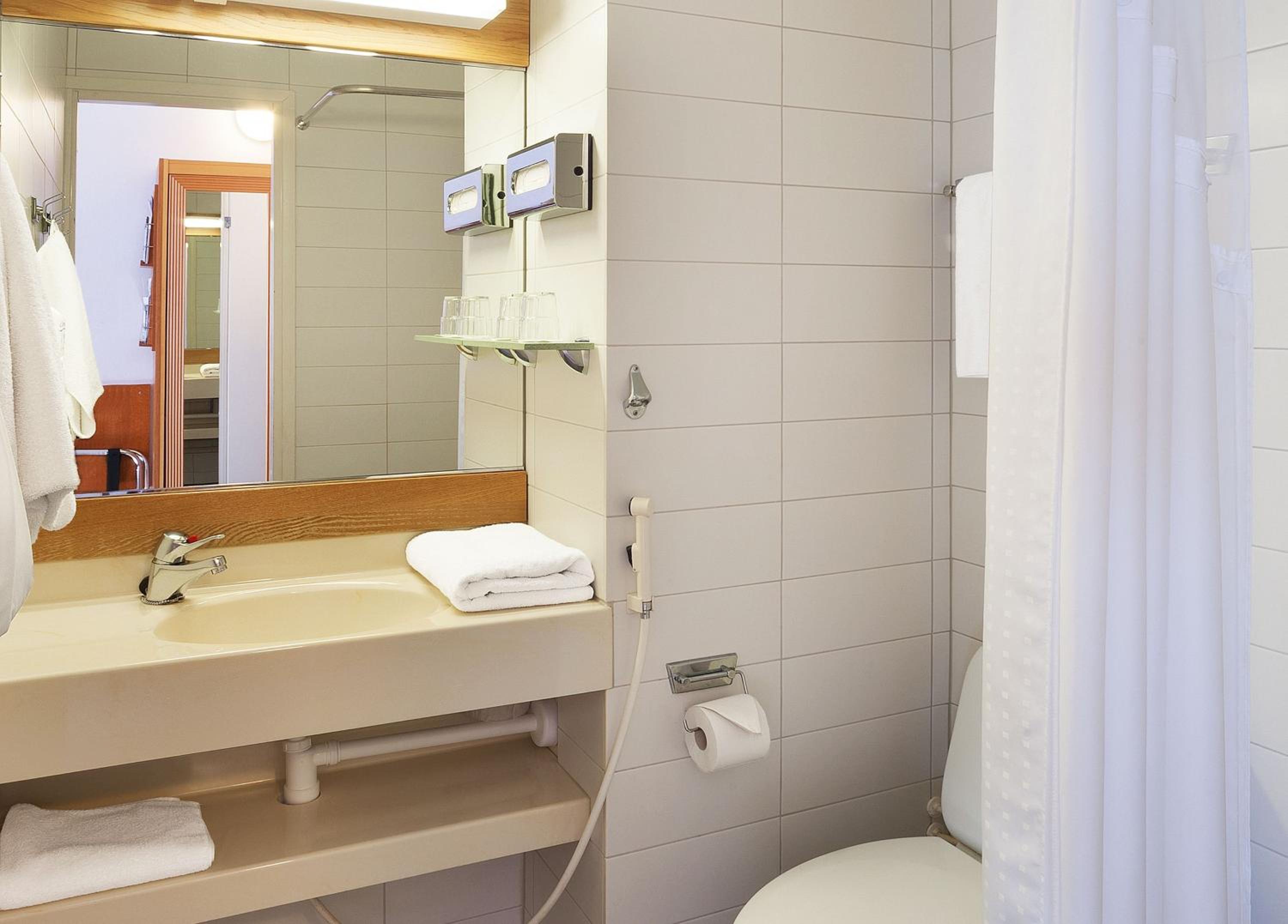 Standard Twin Room - Photo 6
