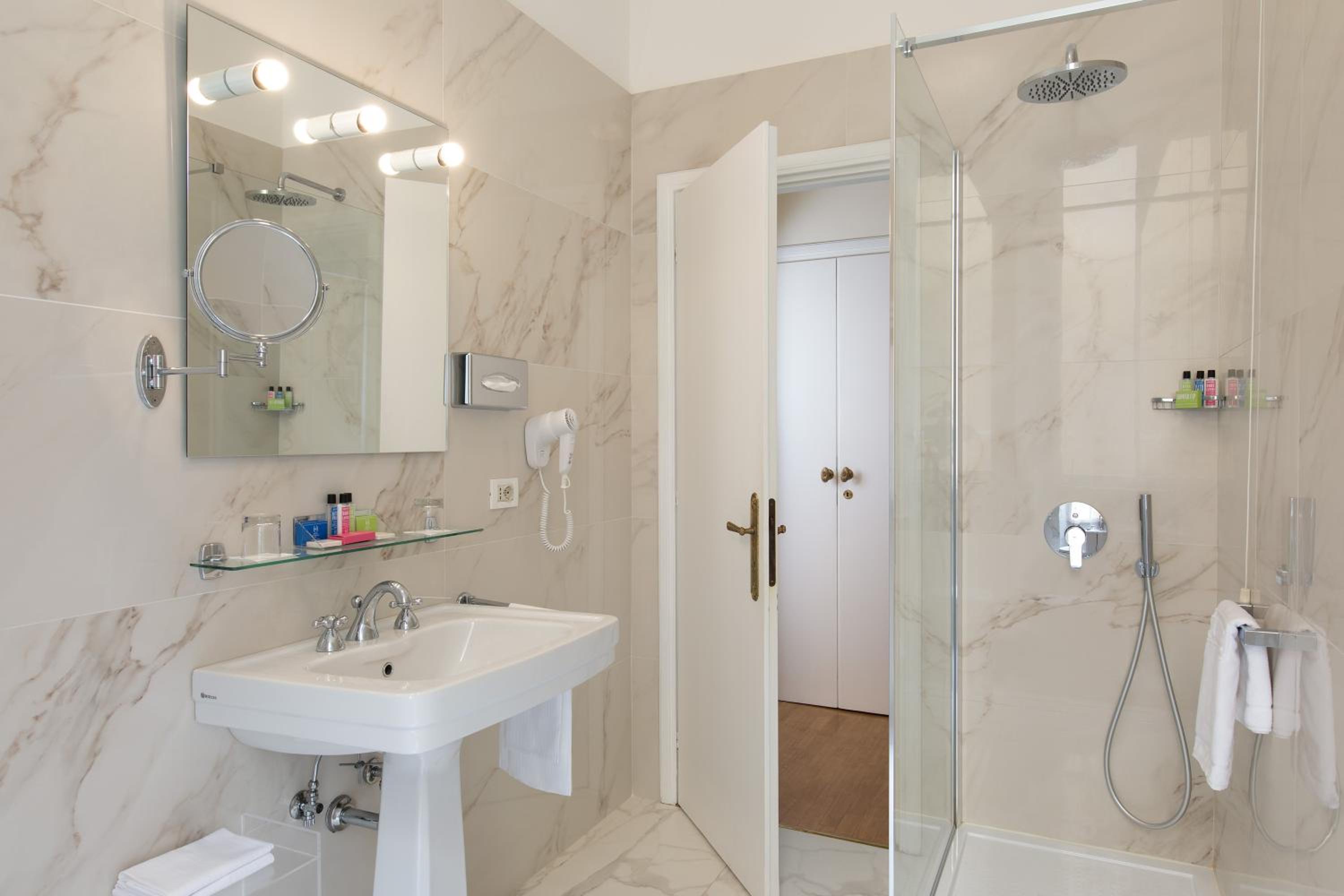 Standard Double or Twin Room - Photo 5