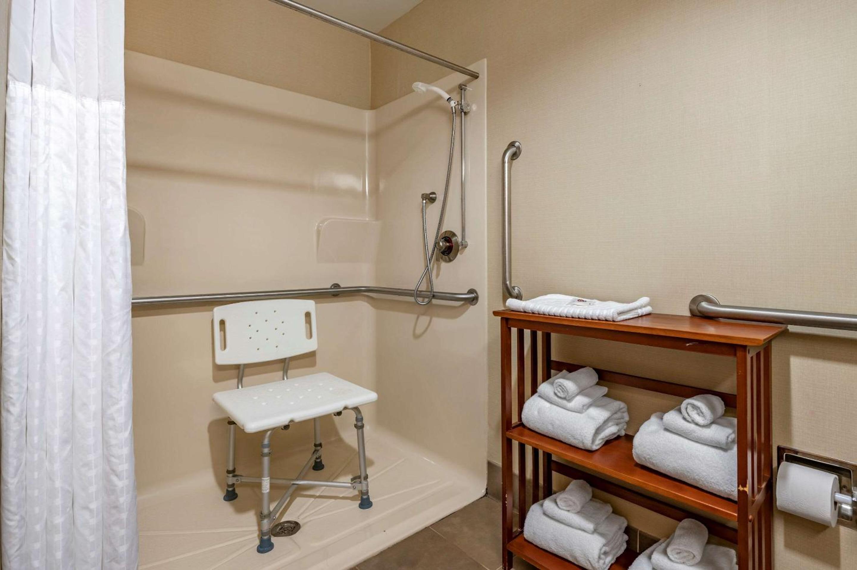 Queen Room with Two Queen Beds - Accessible/Non-Smoking  - Photo 8