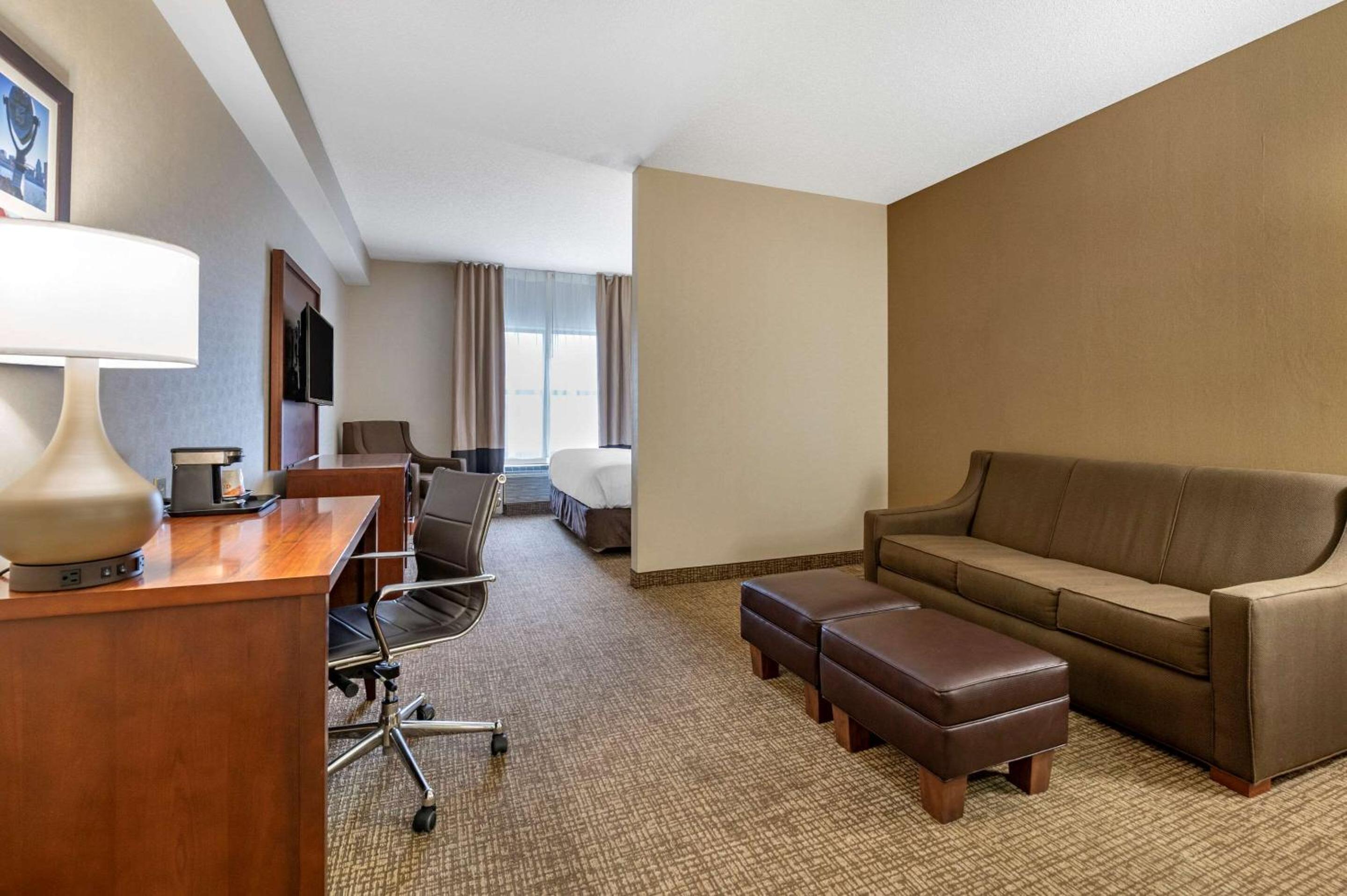 King Suite - Accessible/Non-Smoking - Photo 2