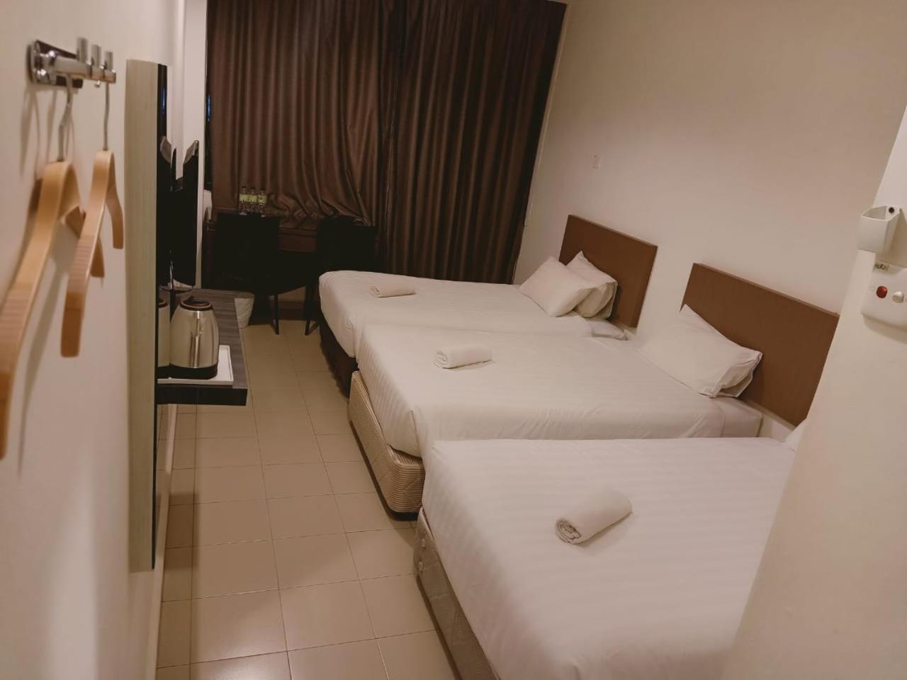Family Room With 5 Single Bed - Photo 2