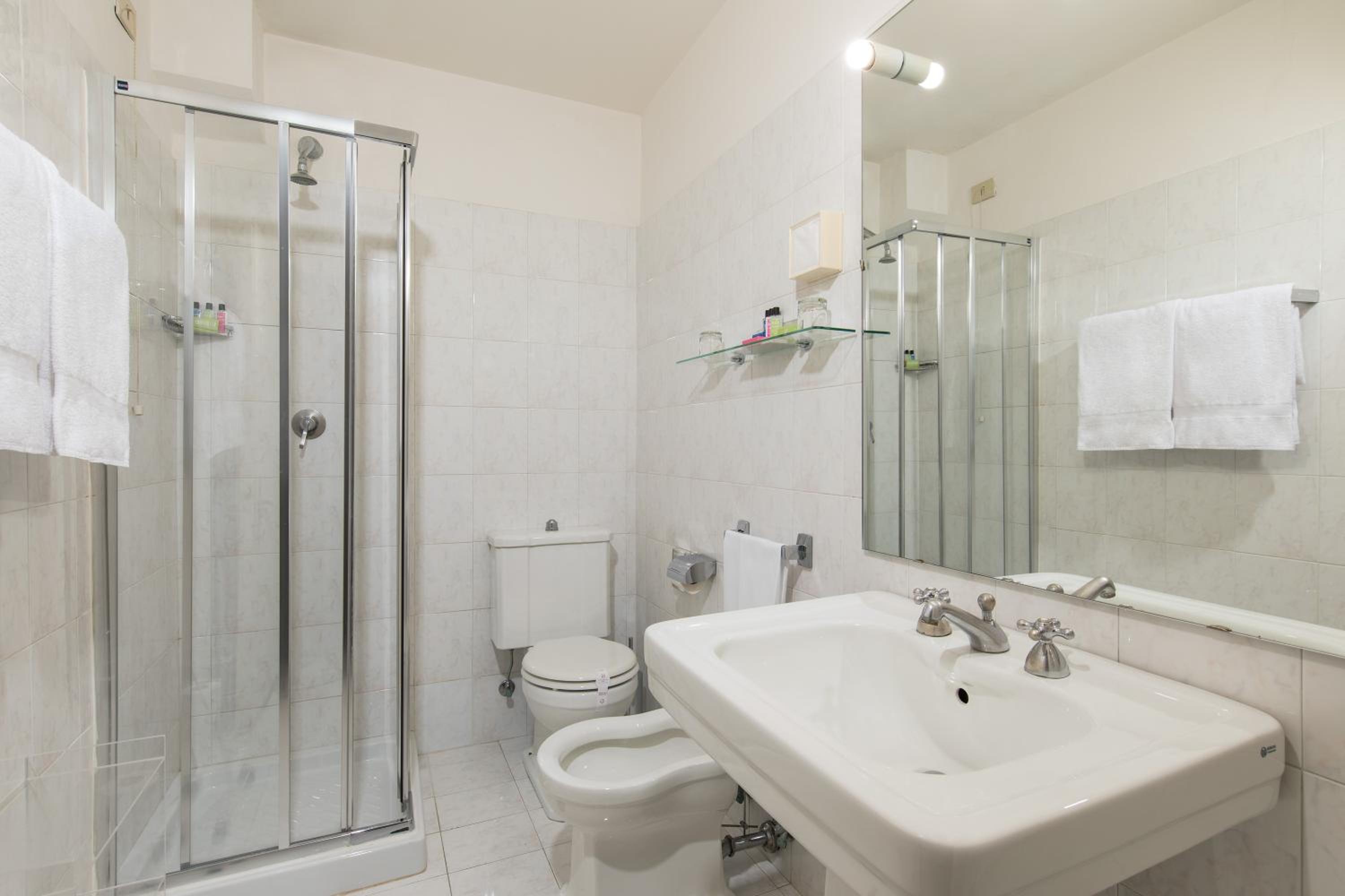 Small Double or Twin Room - Photo 6