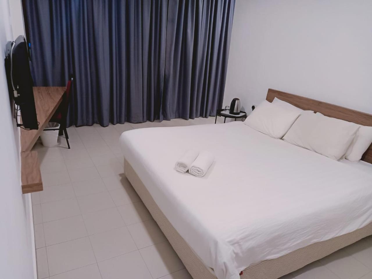 Family Room With 2 King & 1 Single Bed - Photo 1