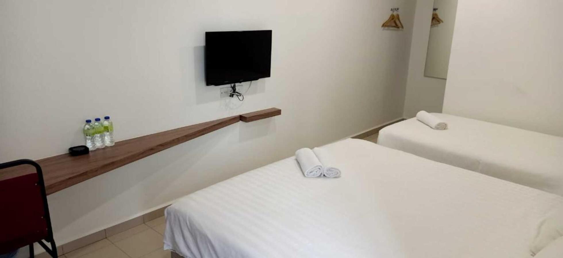 Family Room With 2 King & 1 Single Bed - Photo 2