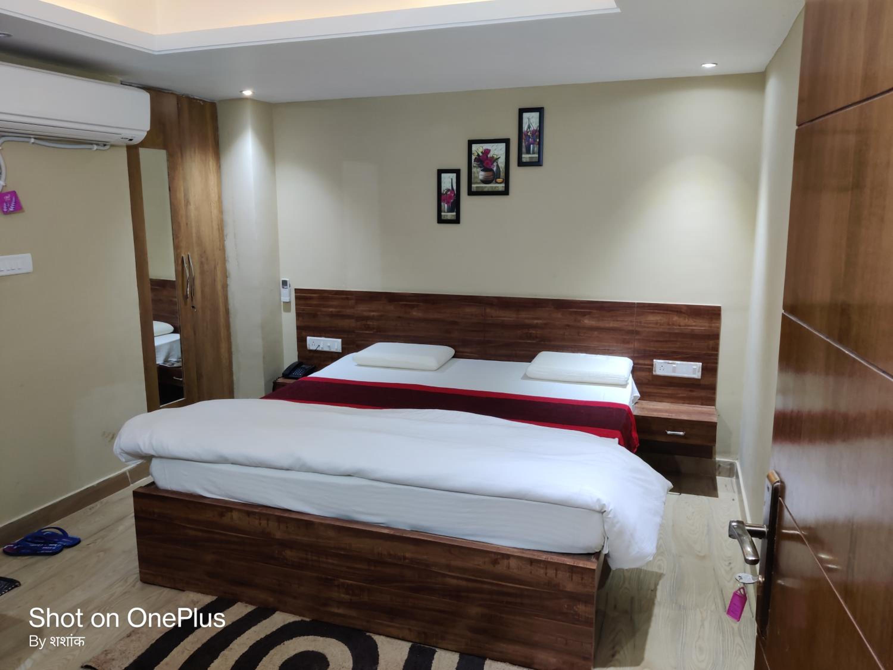Deluxe Double Room (2 Adults + 1 Child) photo 1