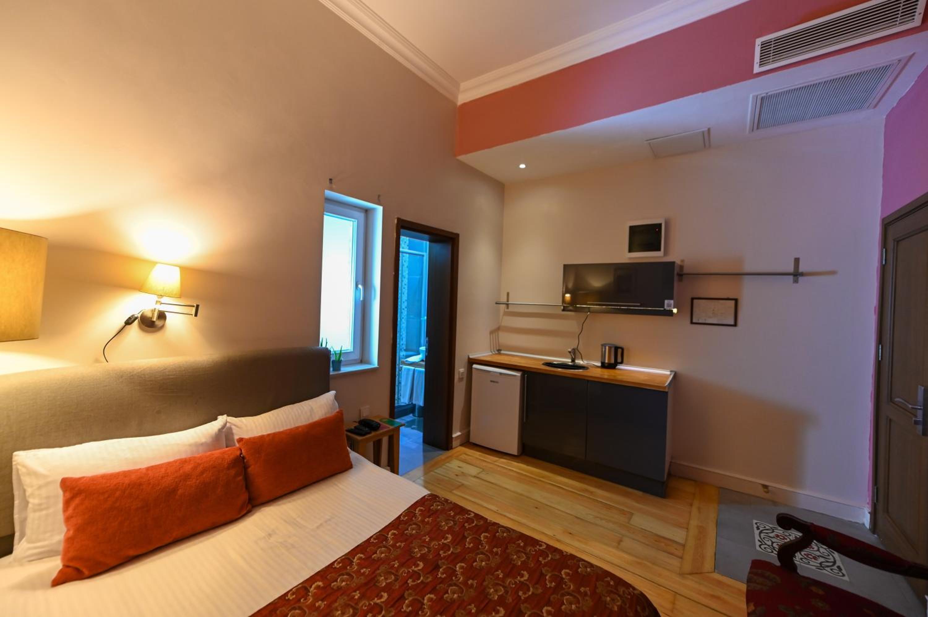 Economy Room (no windows) photo 2