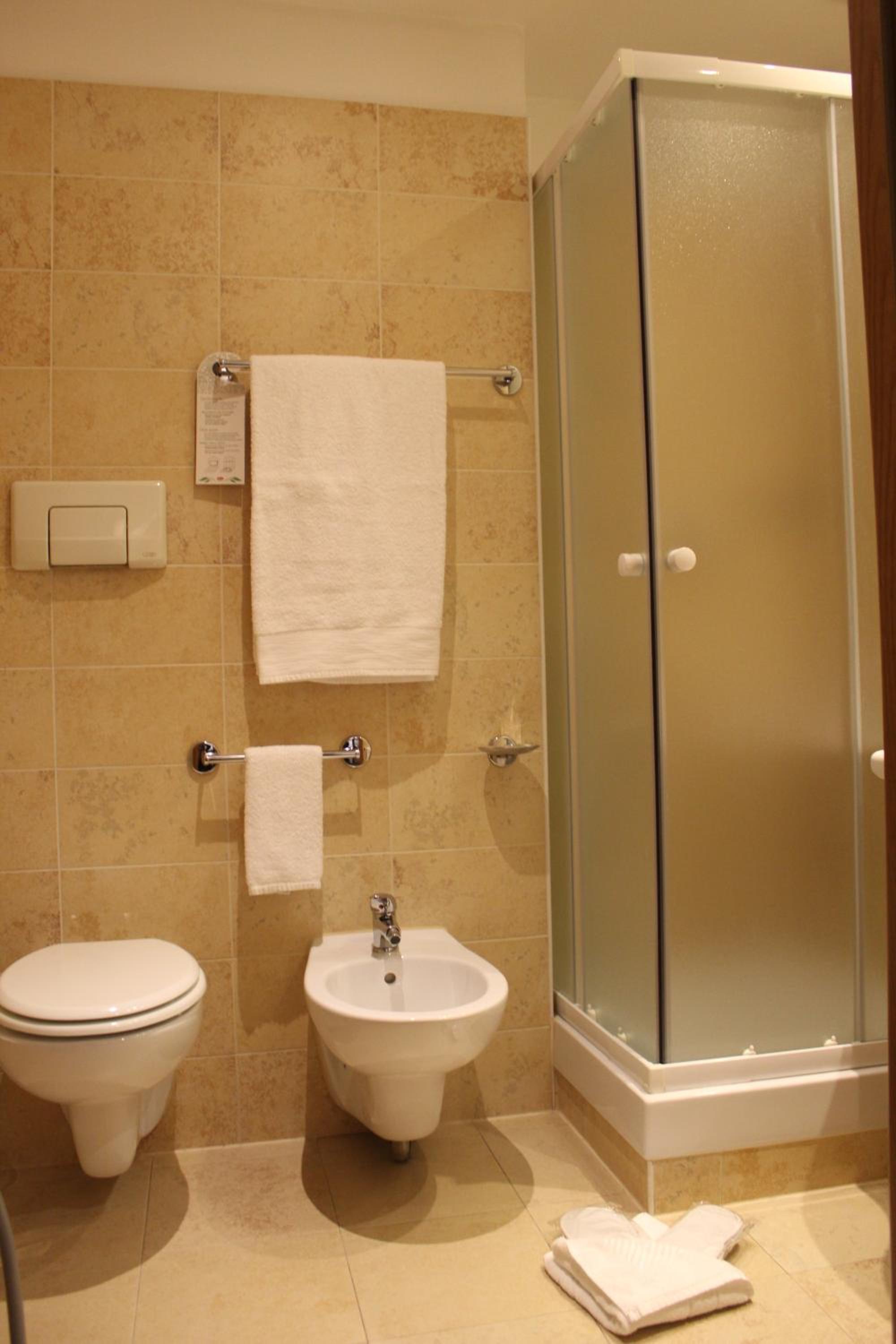 Double or Twin Room - Photo 17
