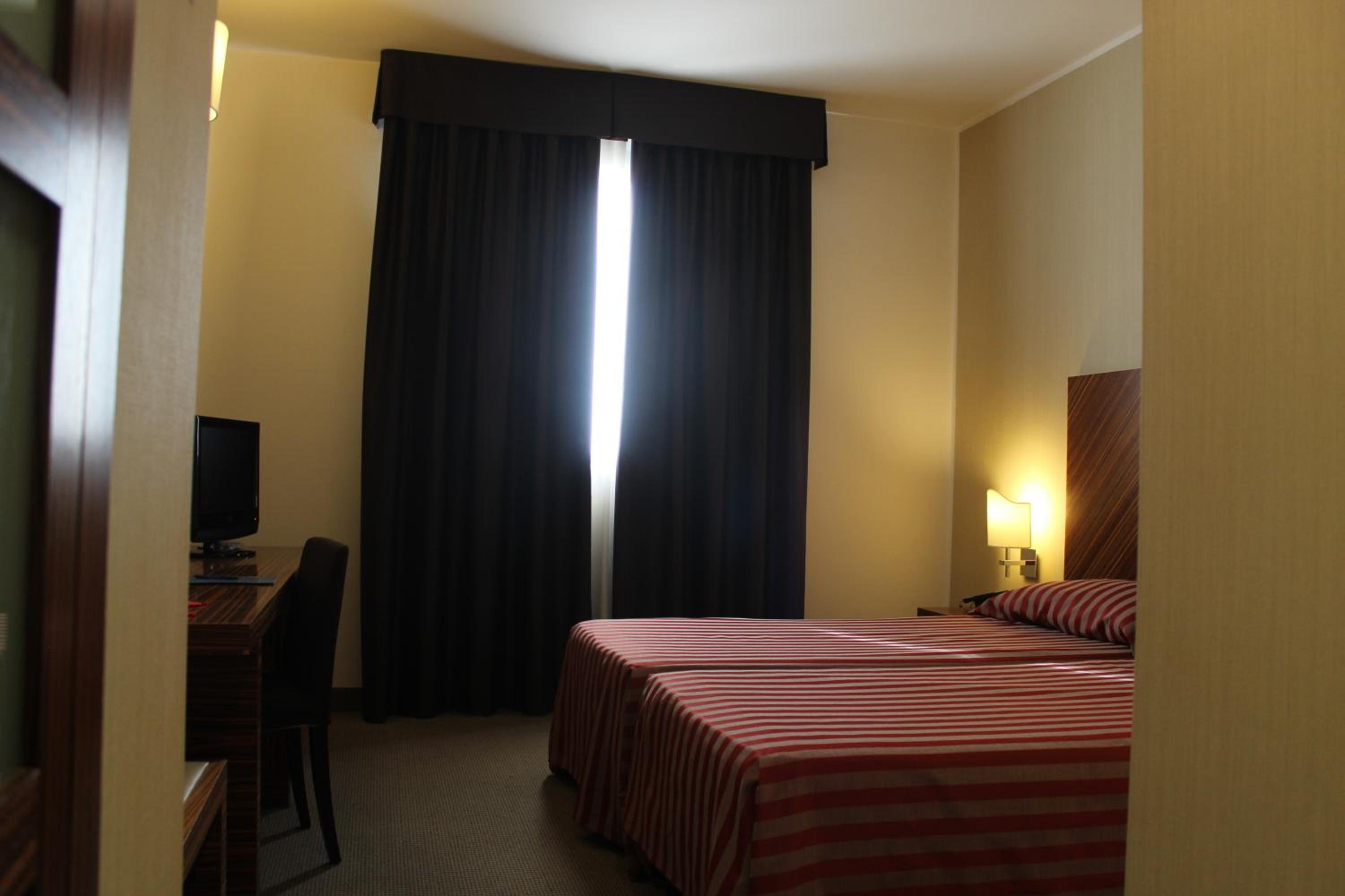 Double or Twin Room - Photo 9