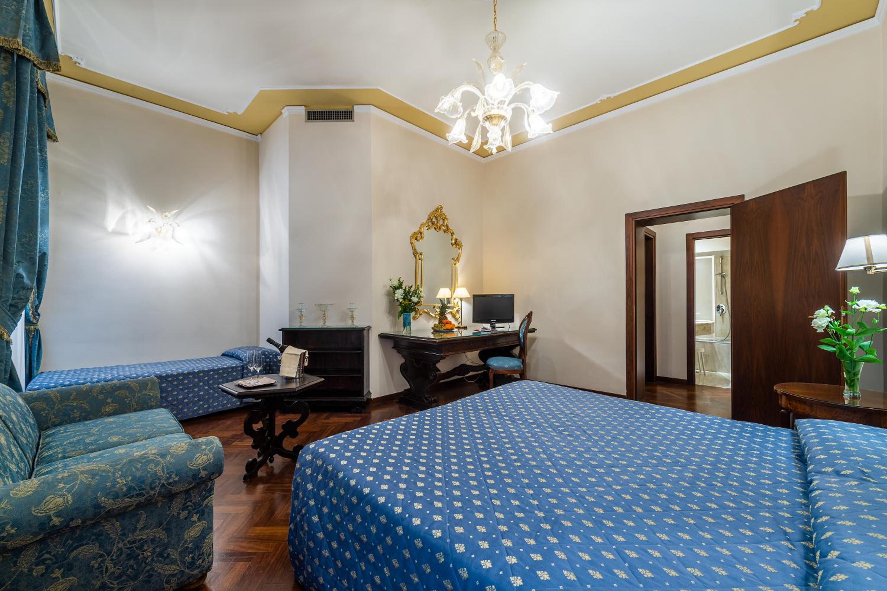 Superior Double or Twin Room with City View photo 1