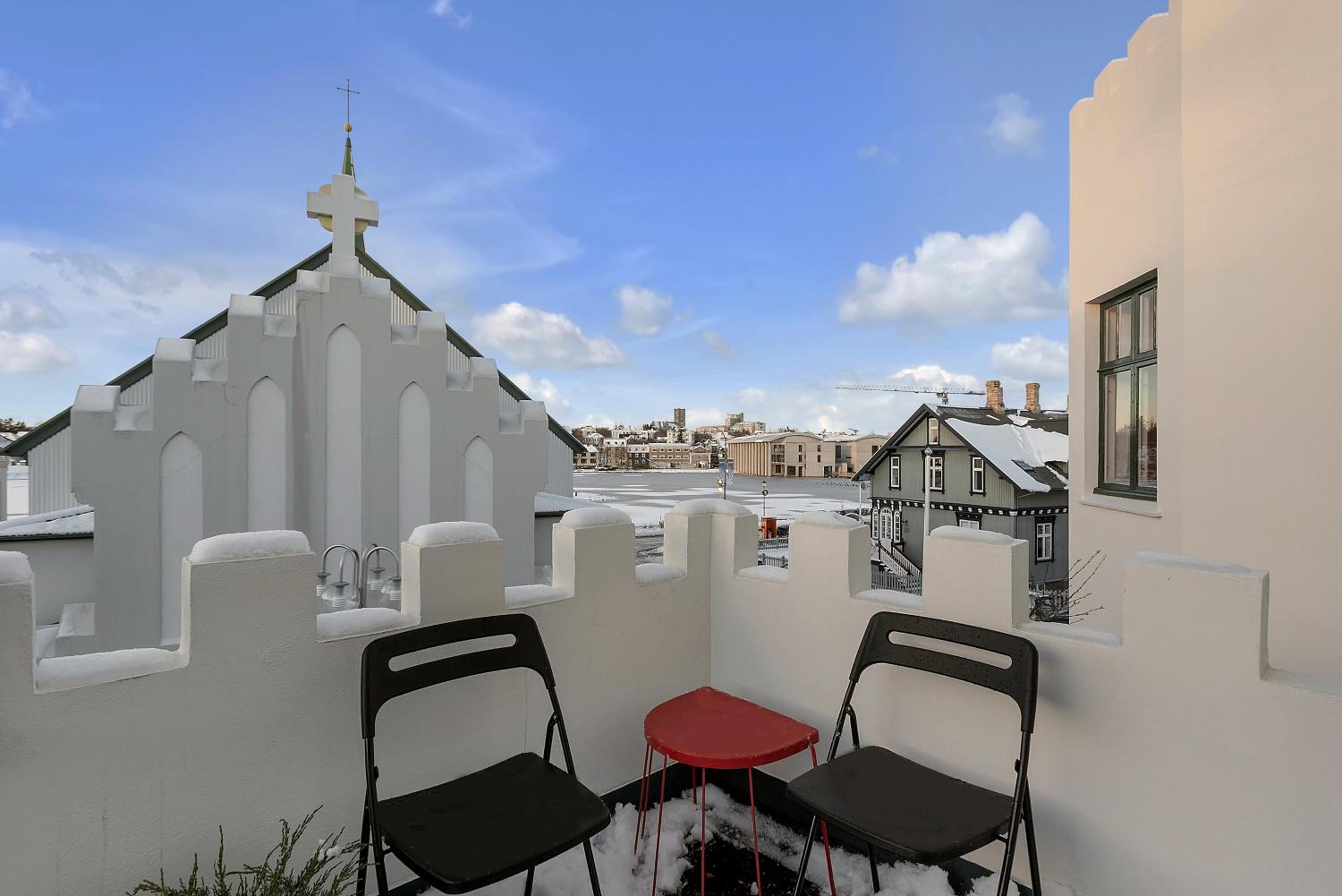 Apartment with Balcony - Photo 15