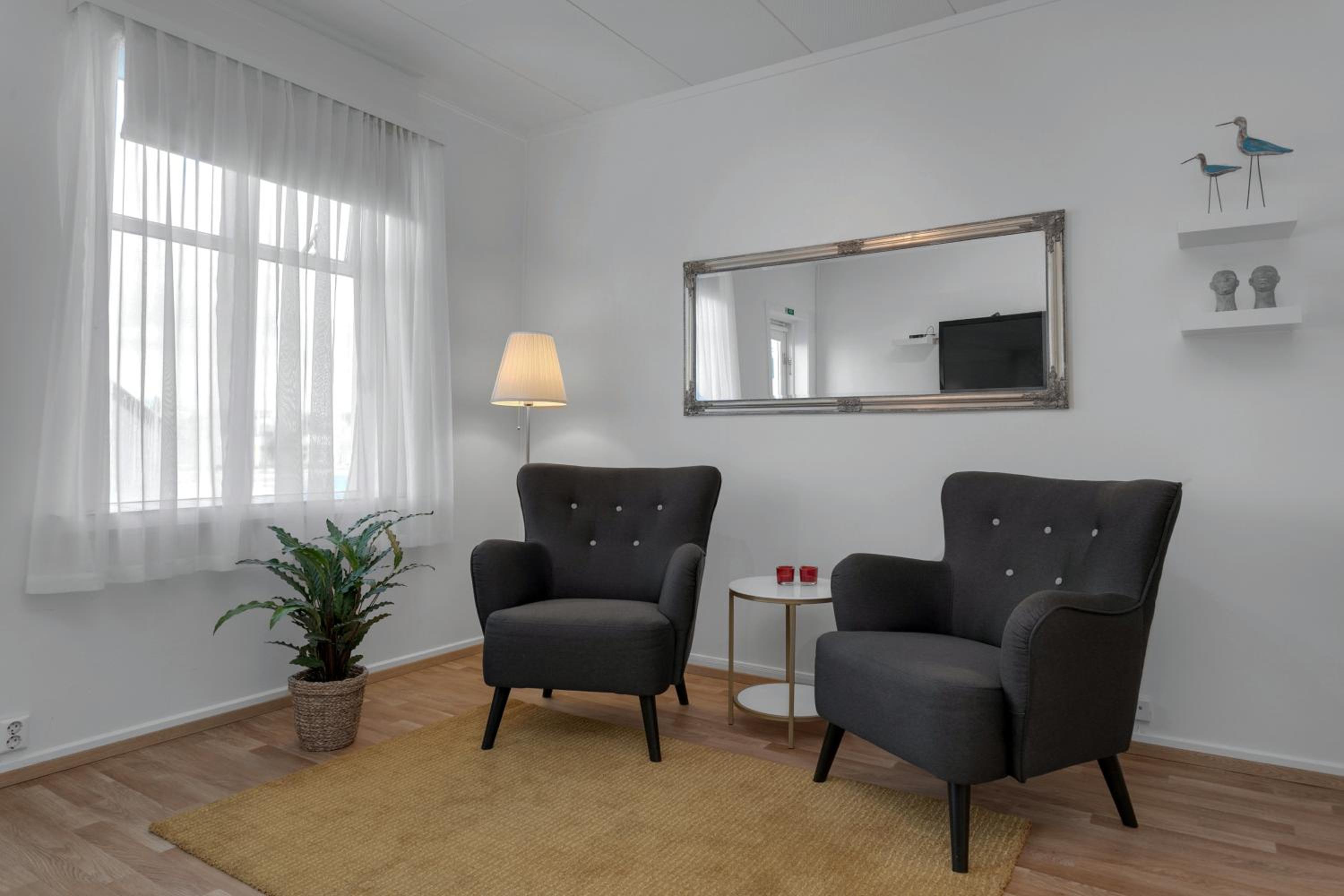 Apartment with Balcony - Photo 12