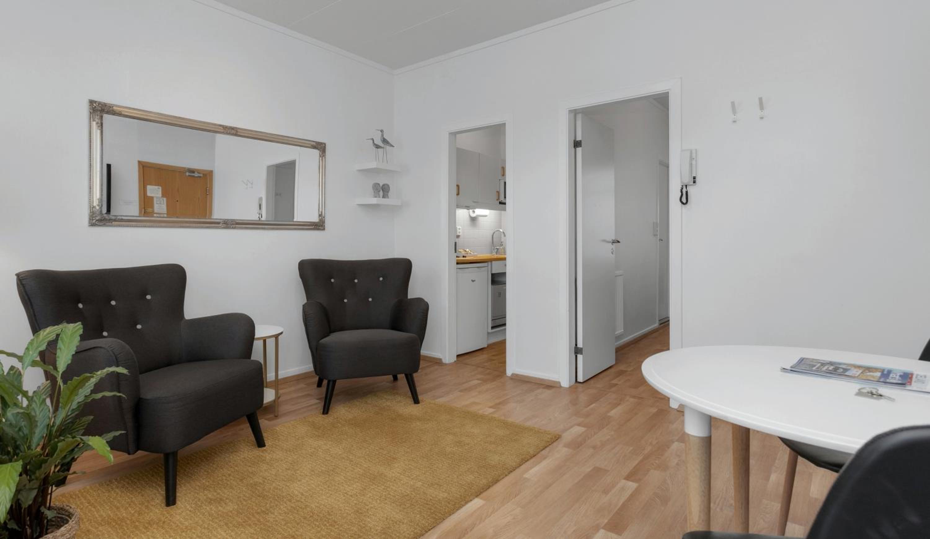 Apartment with Balcony - Photo 11