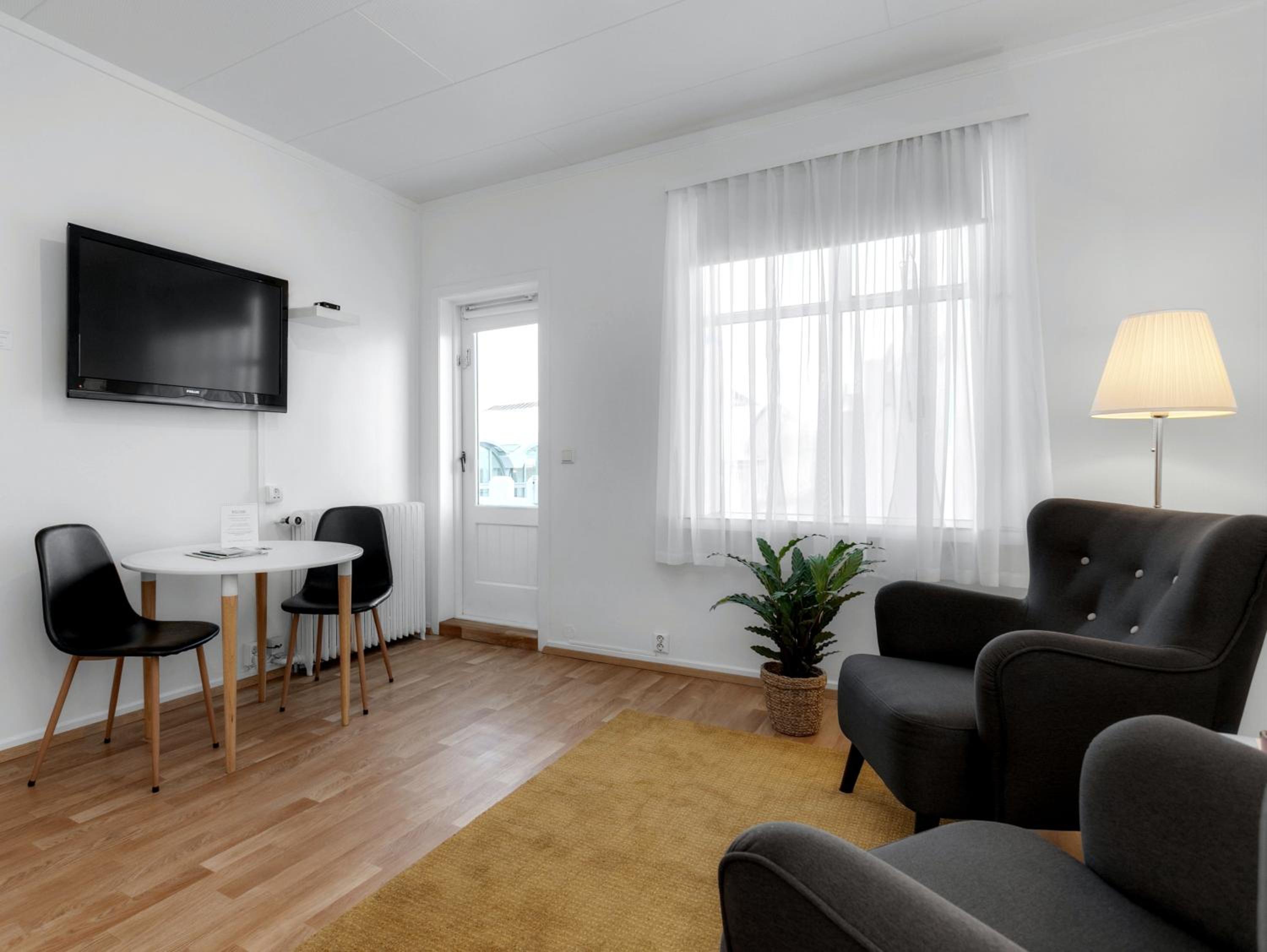Apartment with Balcony - Photo 9