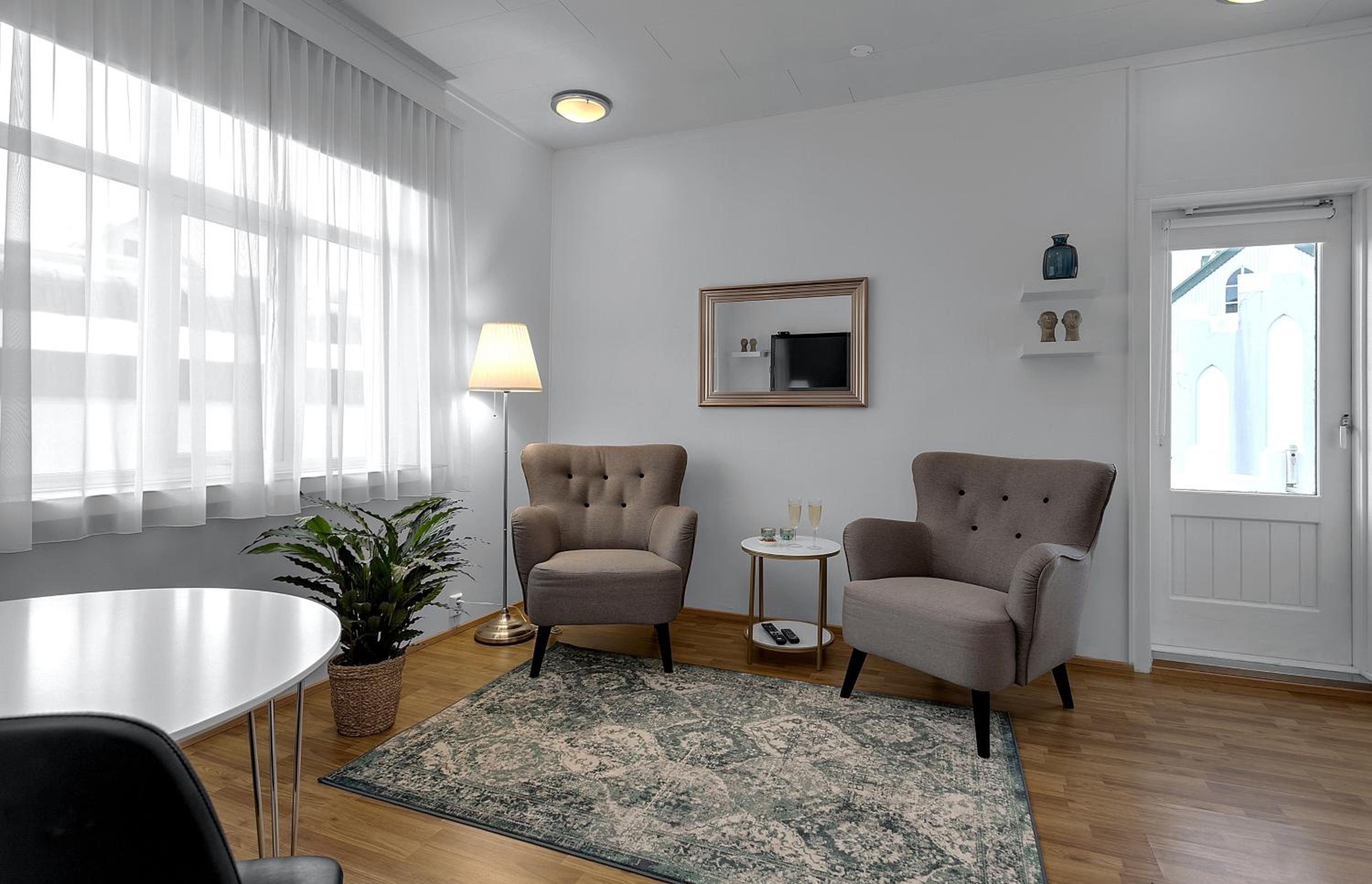 Apartment with Balcony - Photo 8