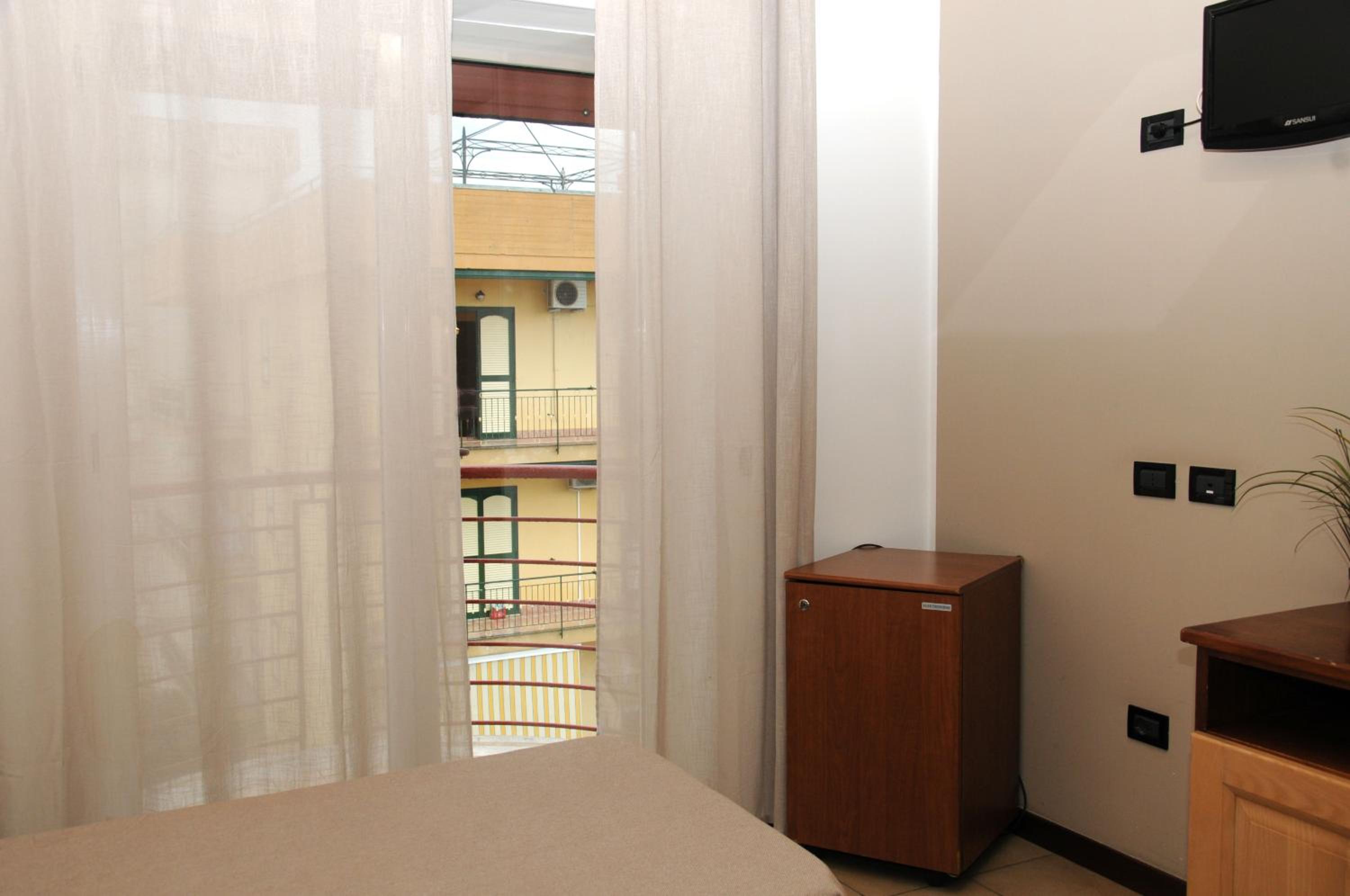 Standard Twin Room - Photo 3