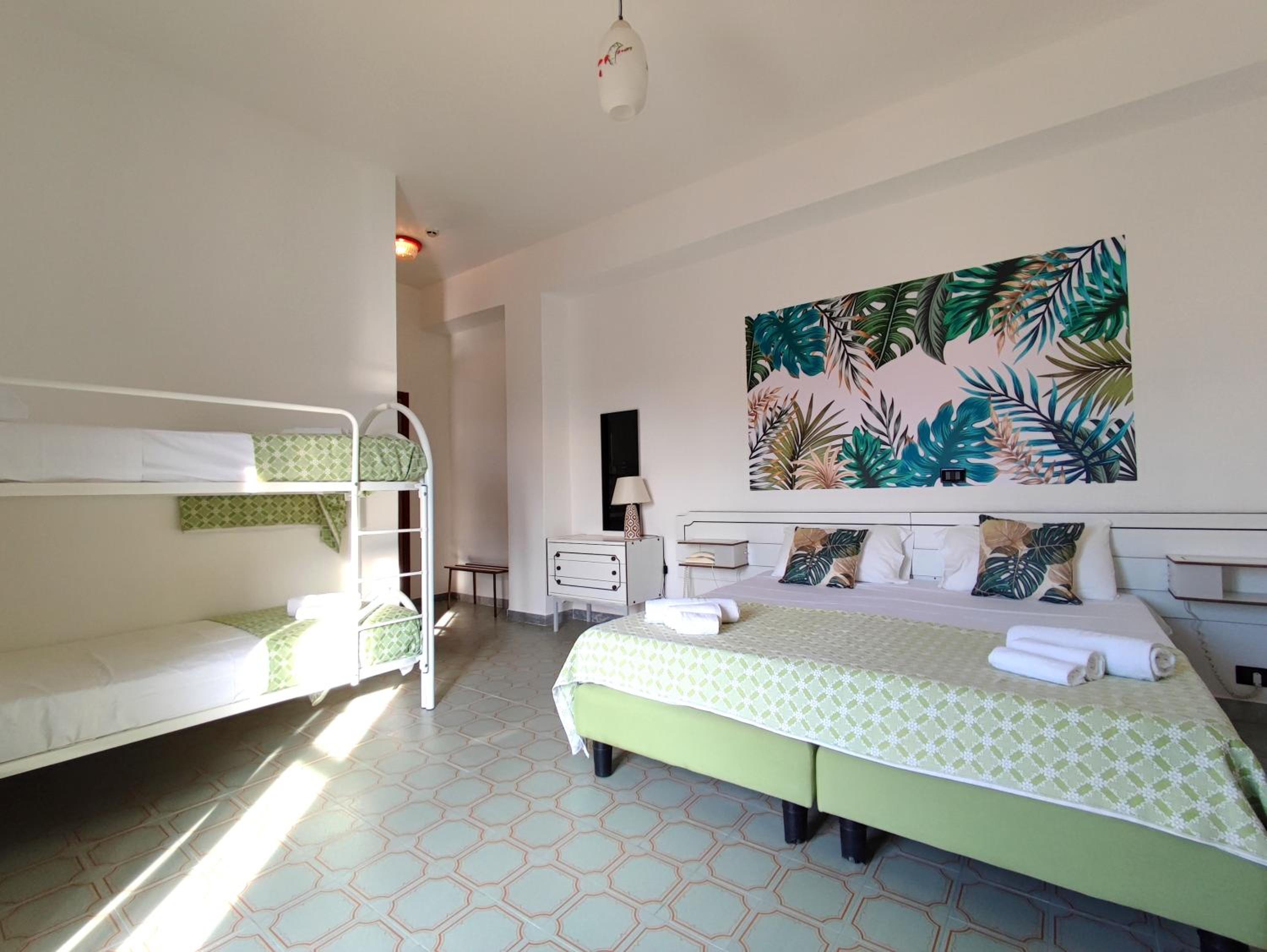 Standard Quadruple Room - Photo 6