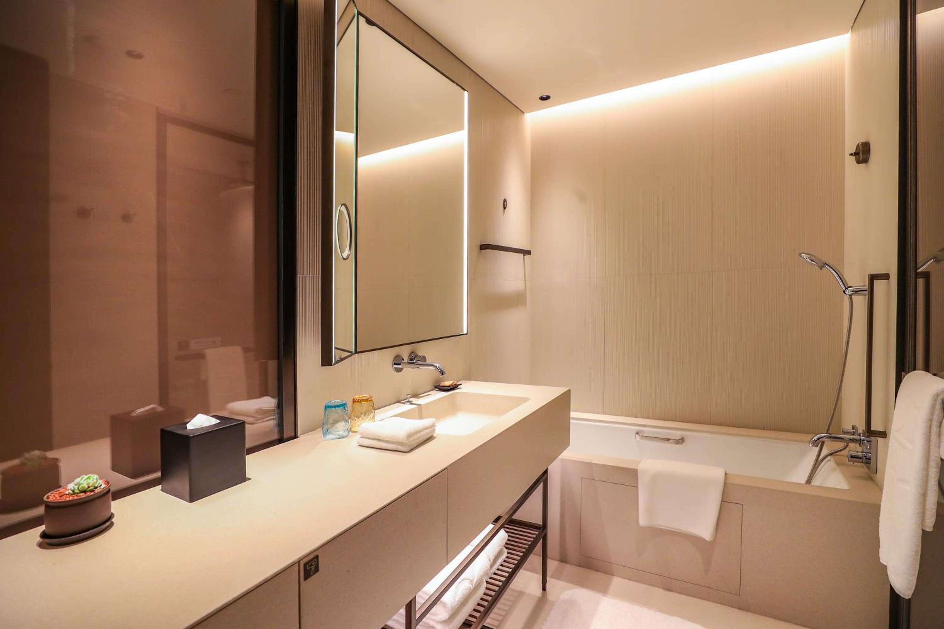 Deluxe King Room - Photo 5