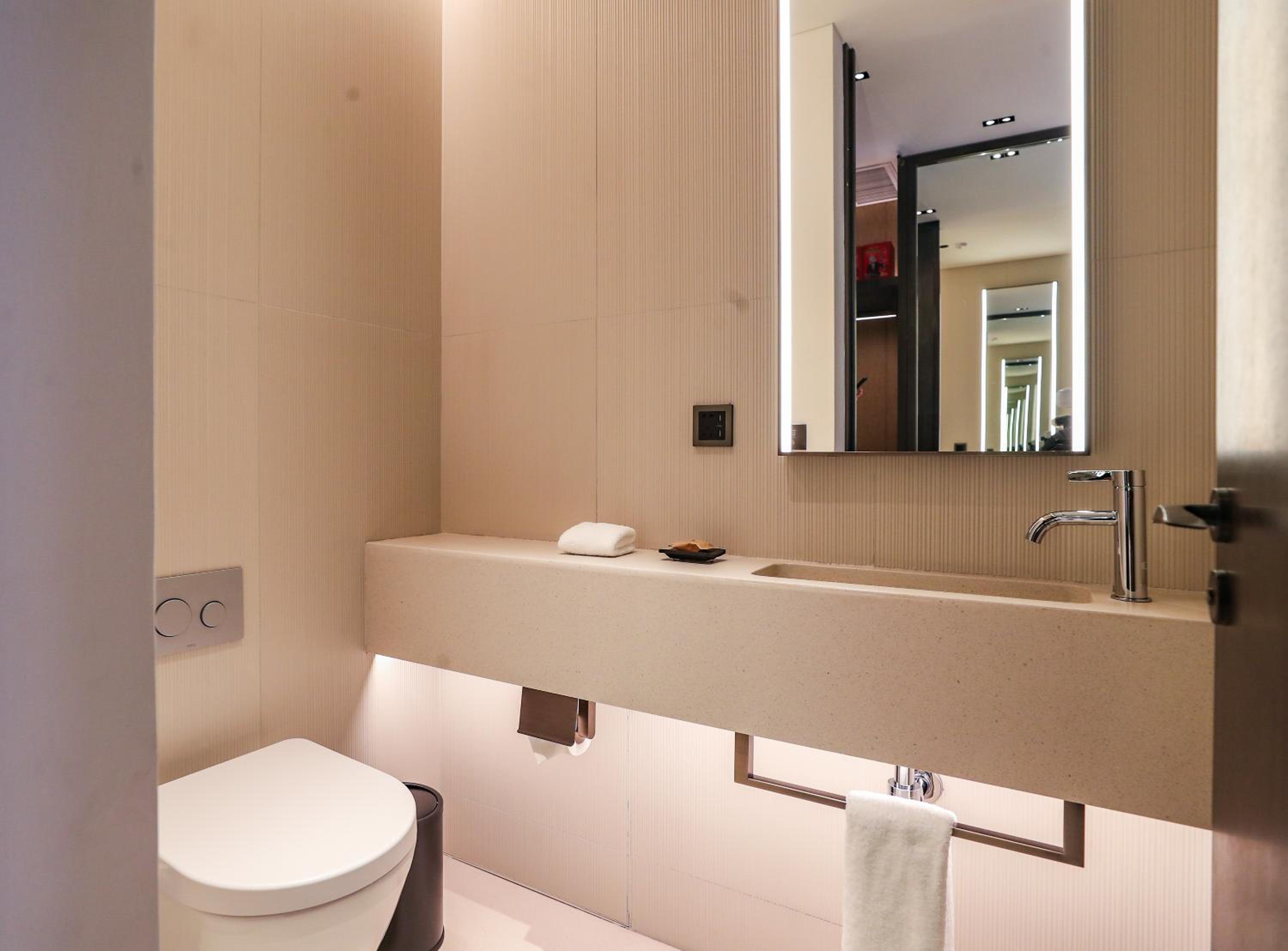 Deluxe King Room - Photo 4