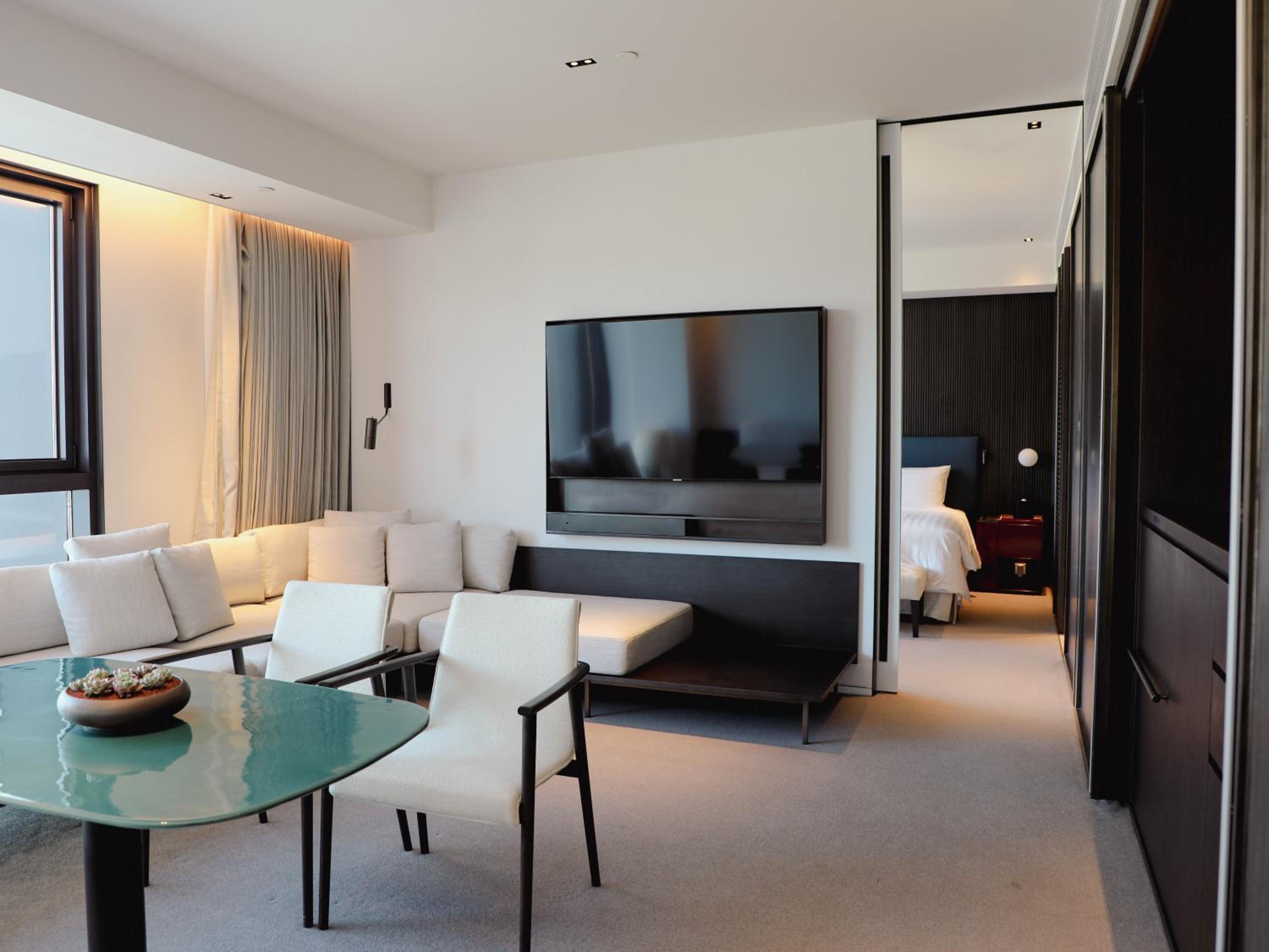 Executive Suite - Photo 3