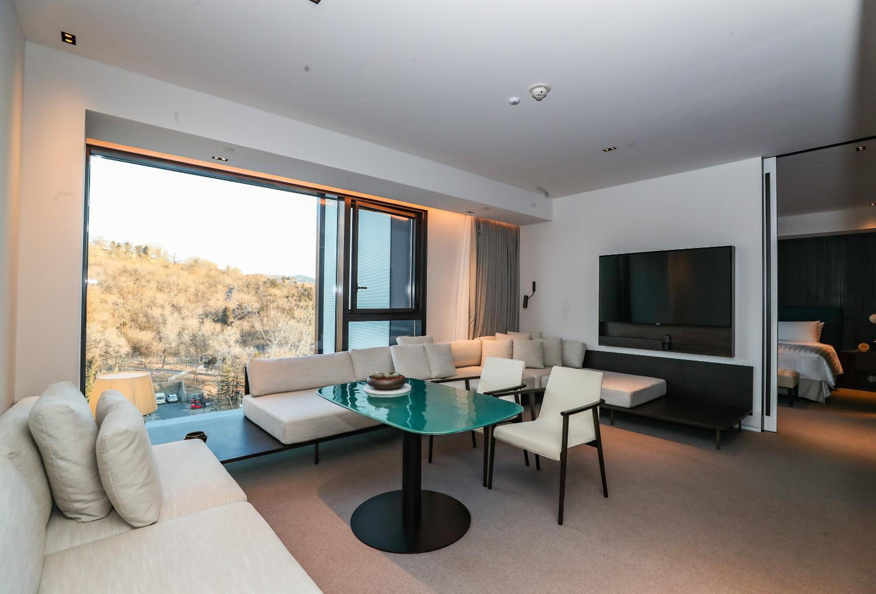 Executive Suite - Photo 11