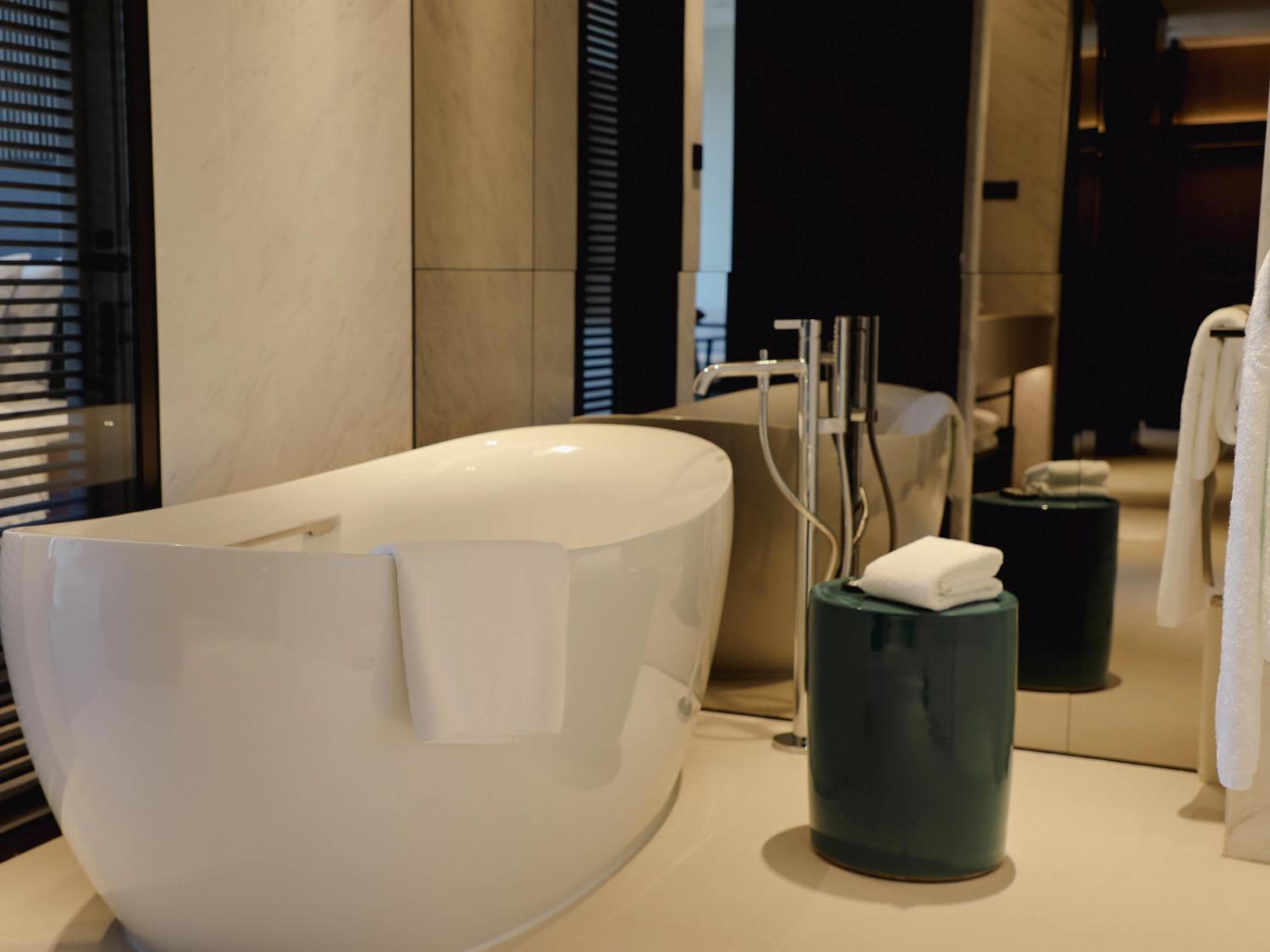 Executive Suite - Photo 9