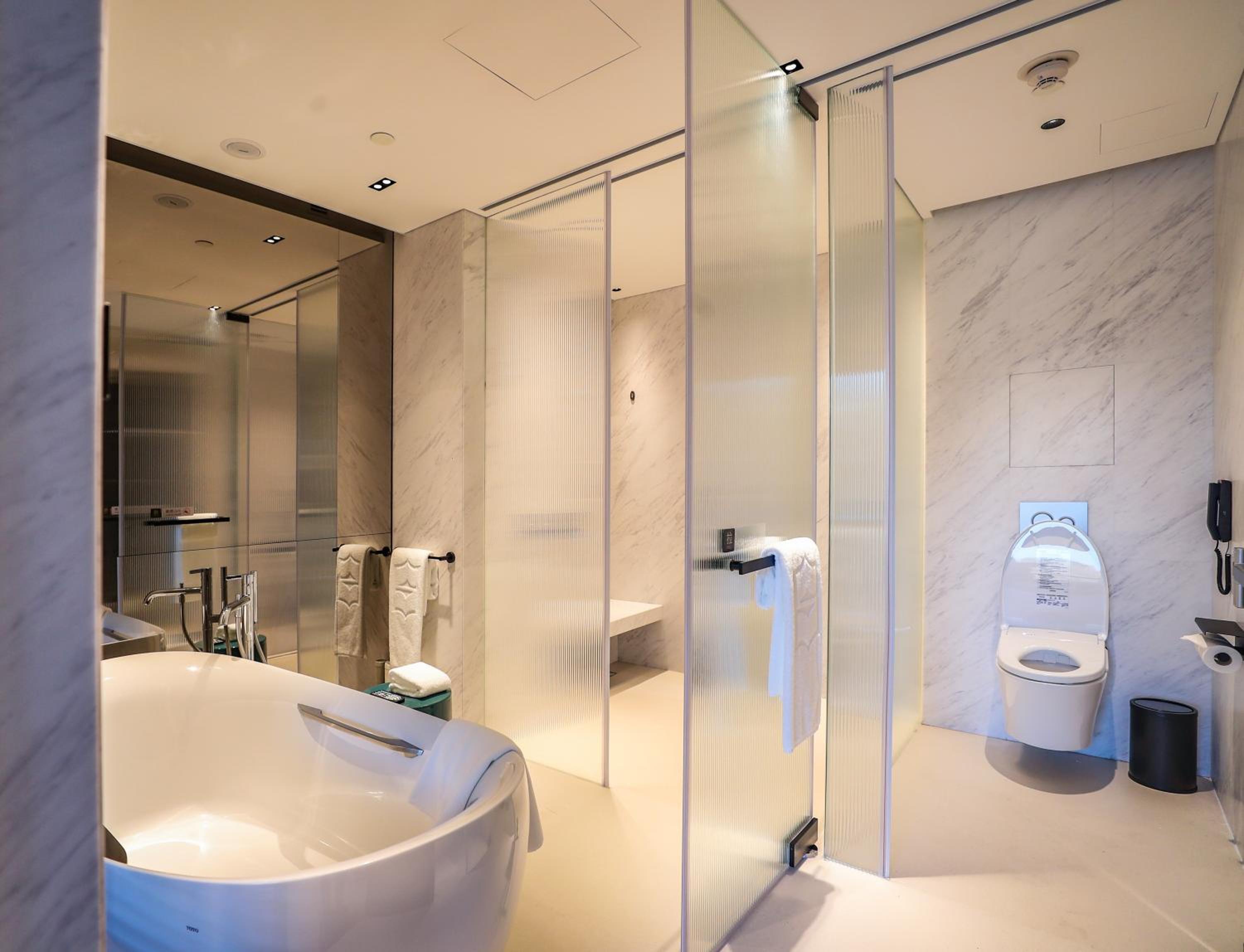 Executive Suite - Photo 6