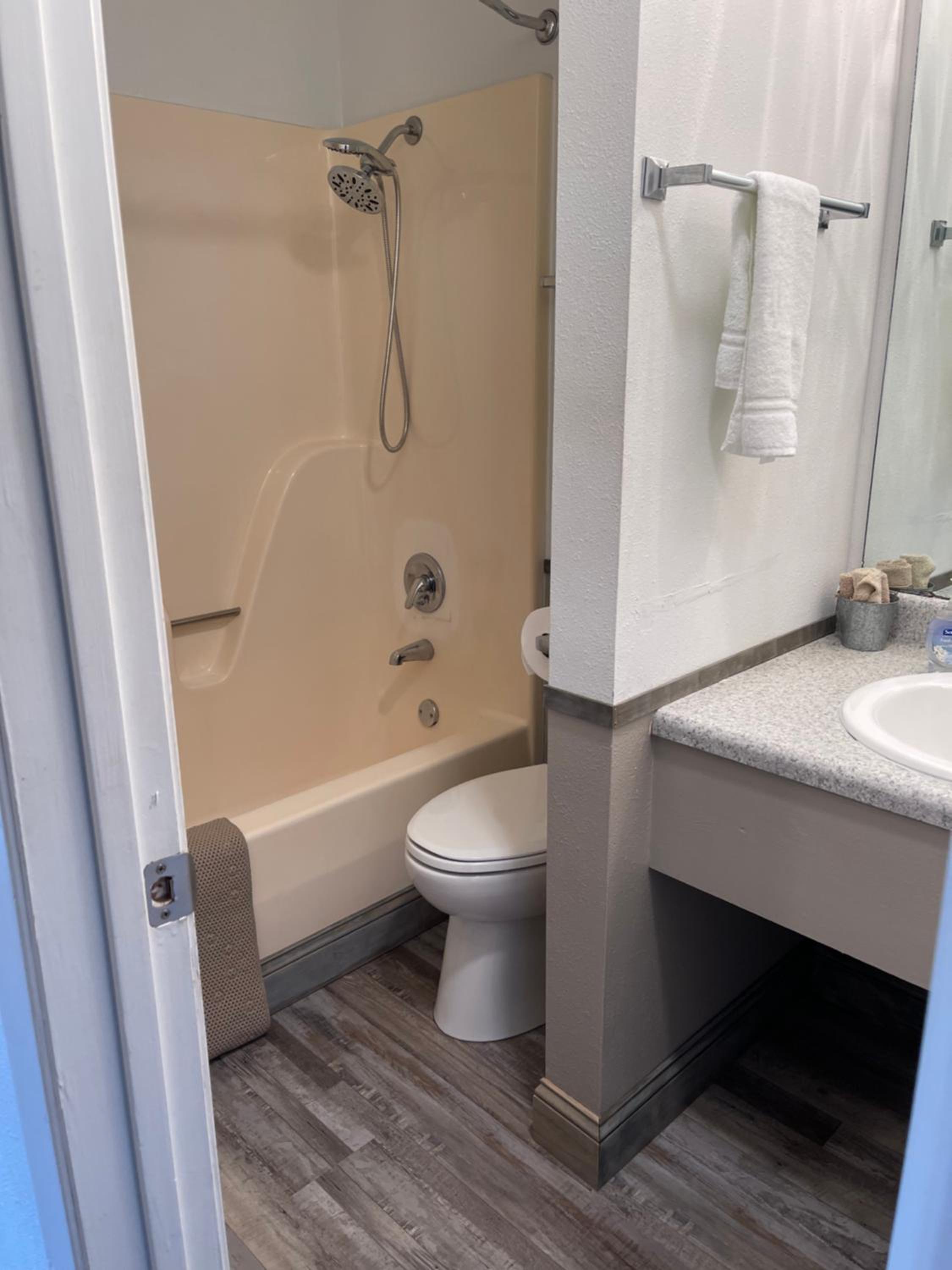 Suite with Mountain View - Photo 9