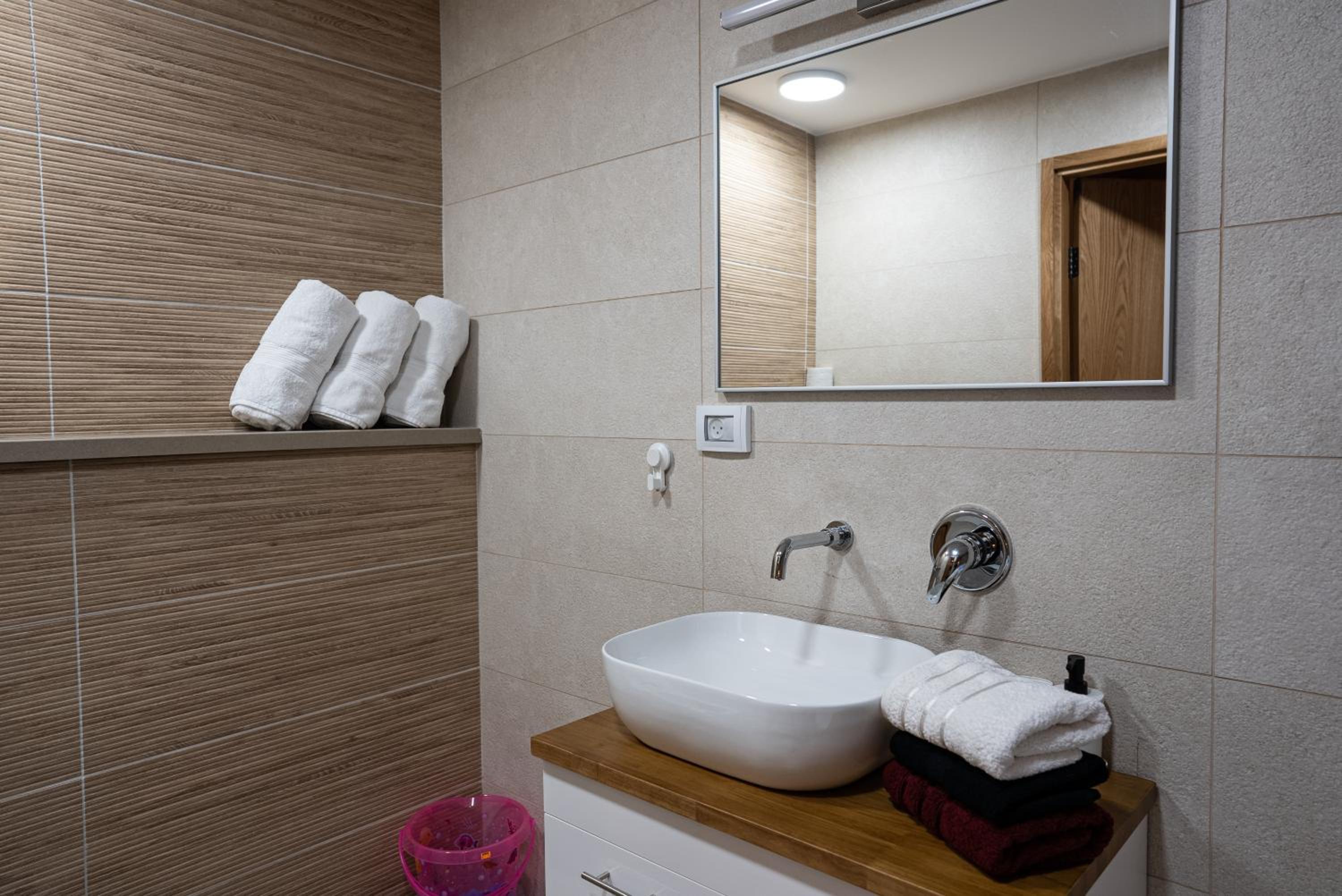 Deluxe Double Room with Extra Bed - Photo 18