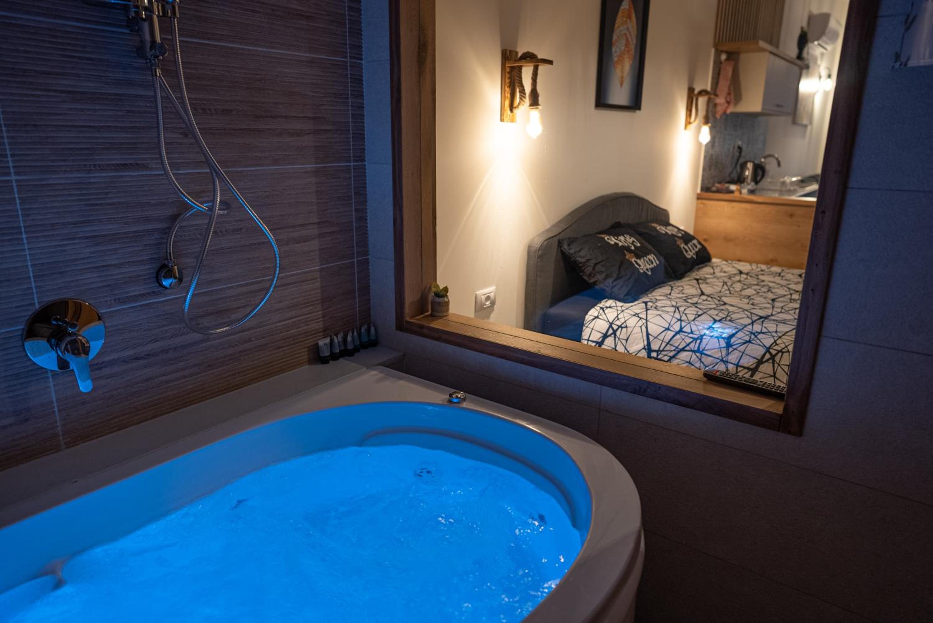 Deluxe Double Room with Extra Bed - Photo 9