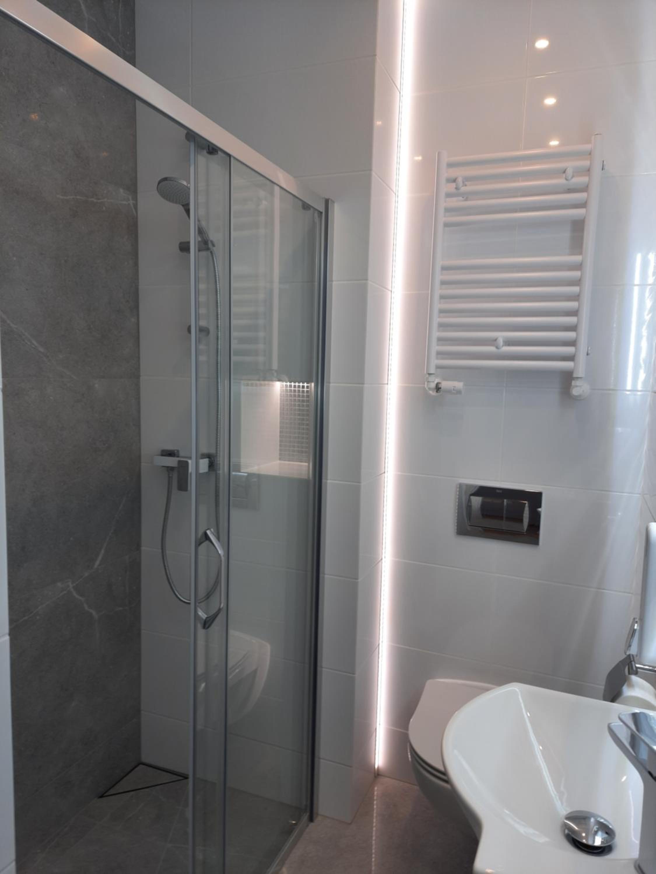 Twin Room with Balcony - Photo 6