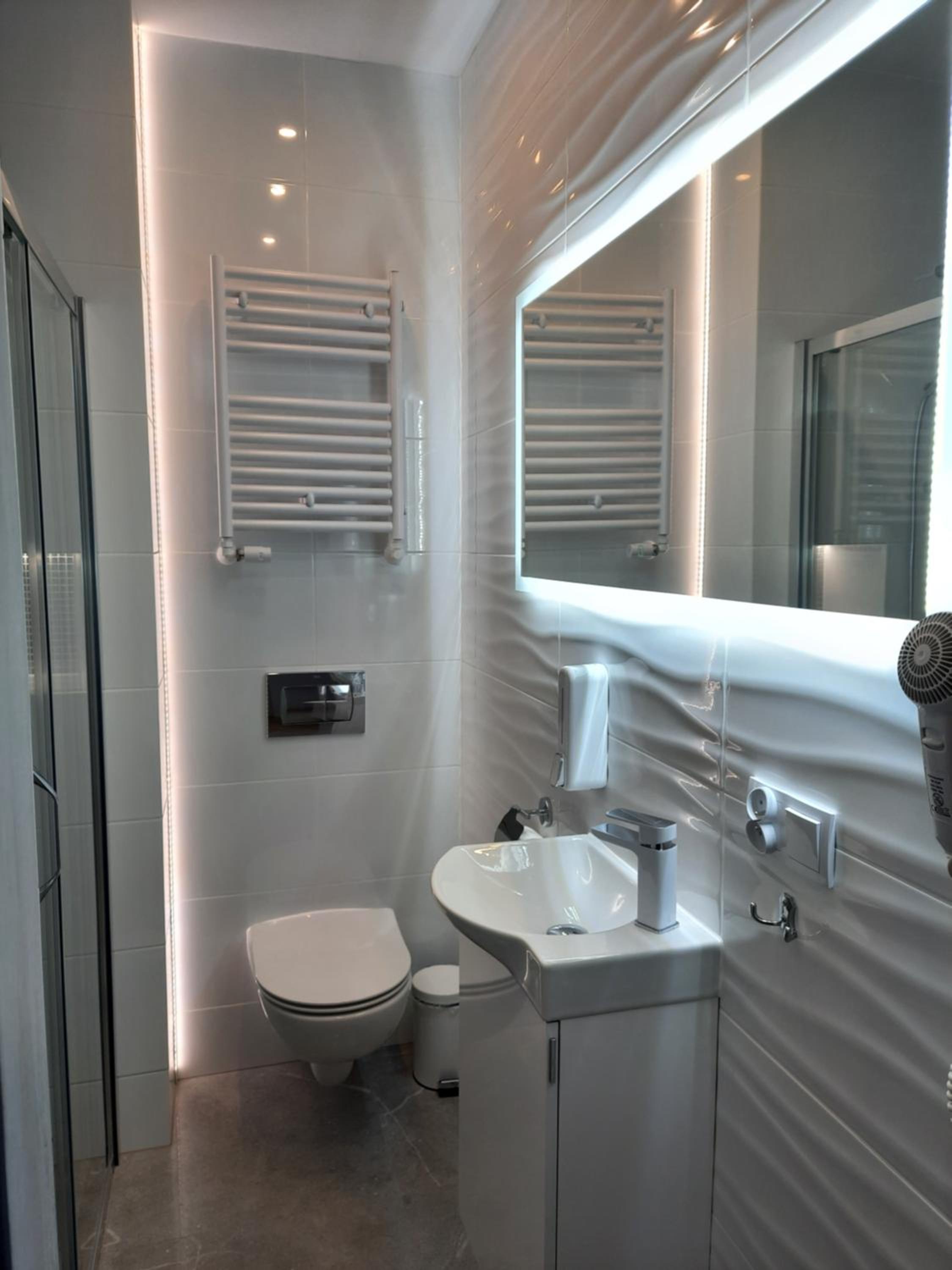 Twin Room with Balcony - Photo 9