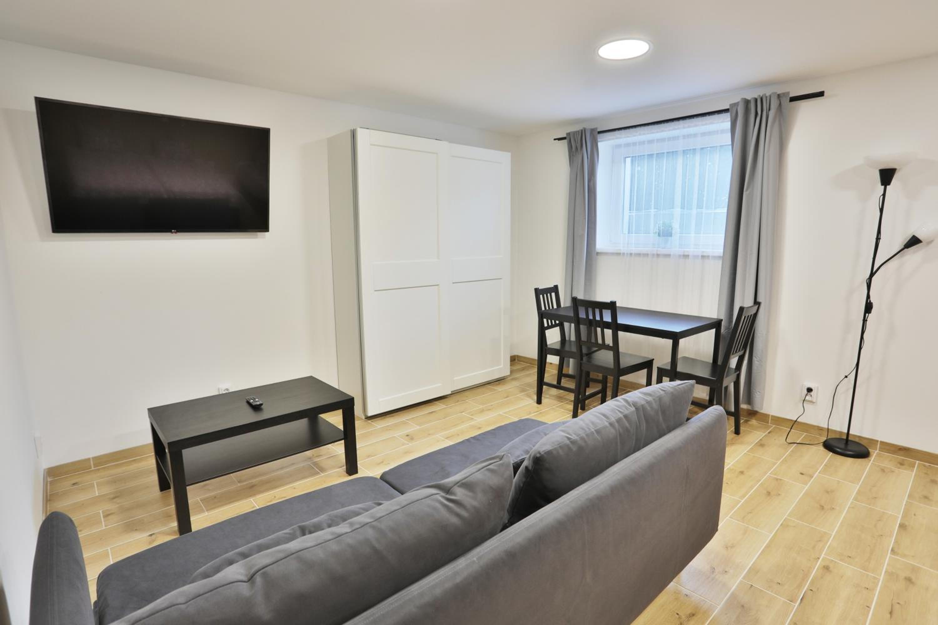 One-Bedroom Apartment photo 1