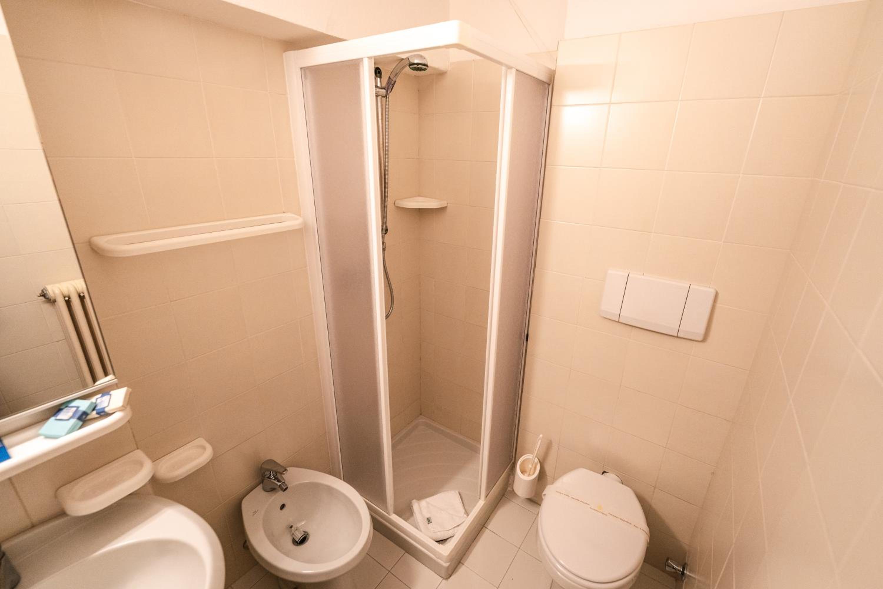Standard Double or Twin Room - Photo 4