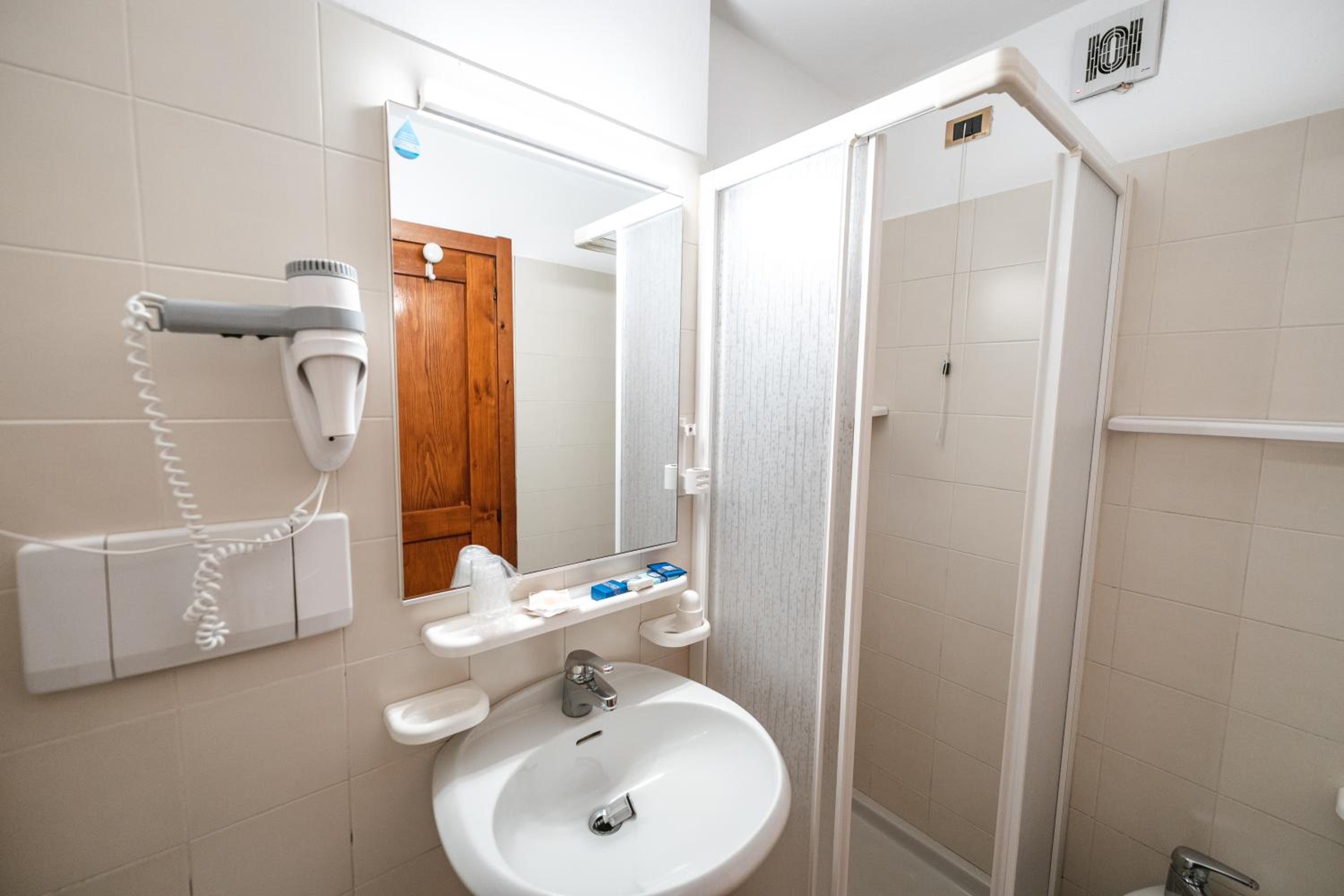 Standard Double or Twin Room - Photo 5