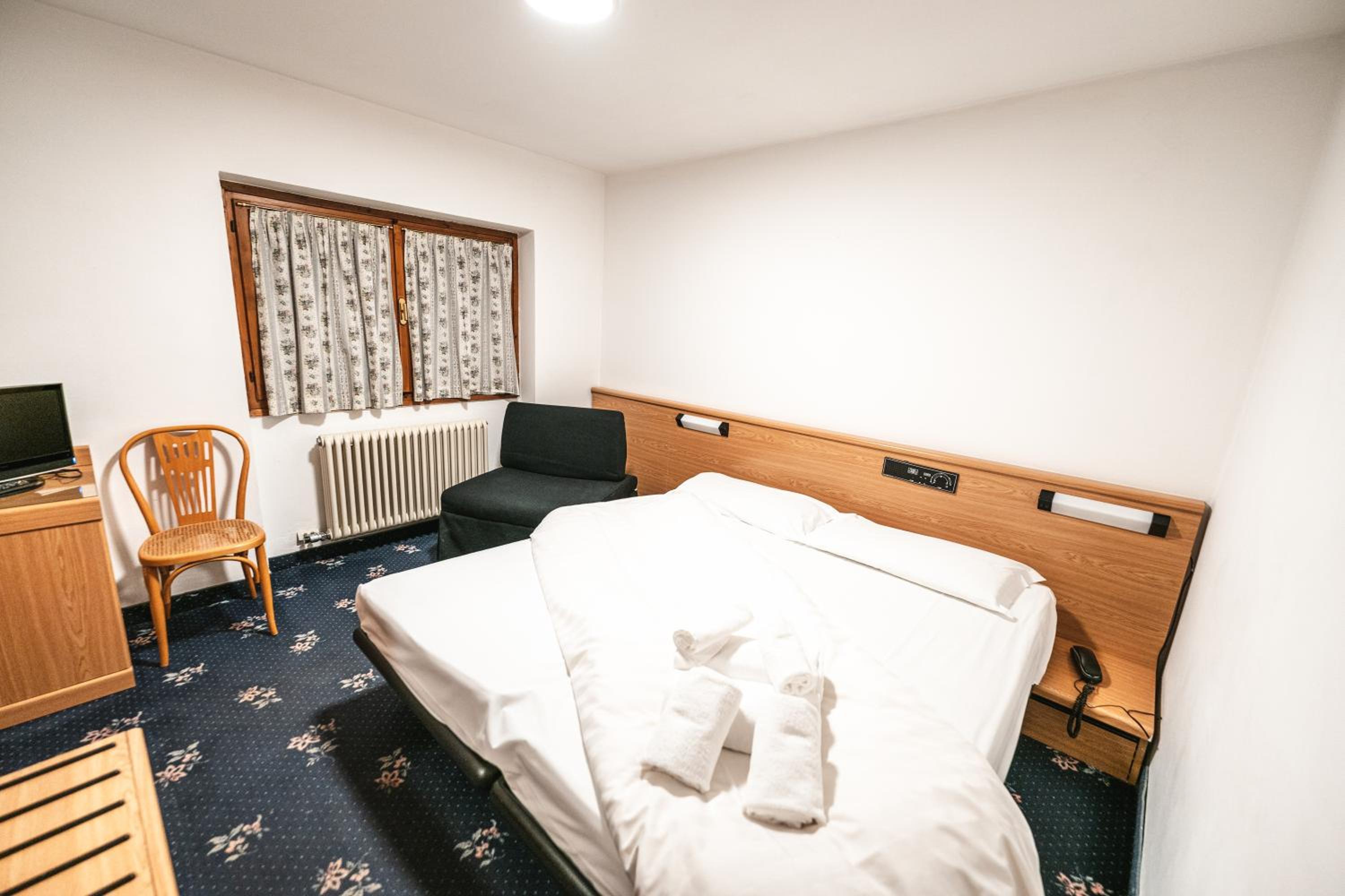 Standard Double or Twin Room - Photo 6