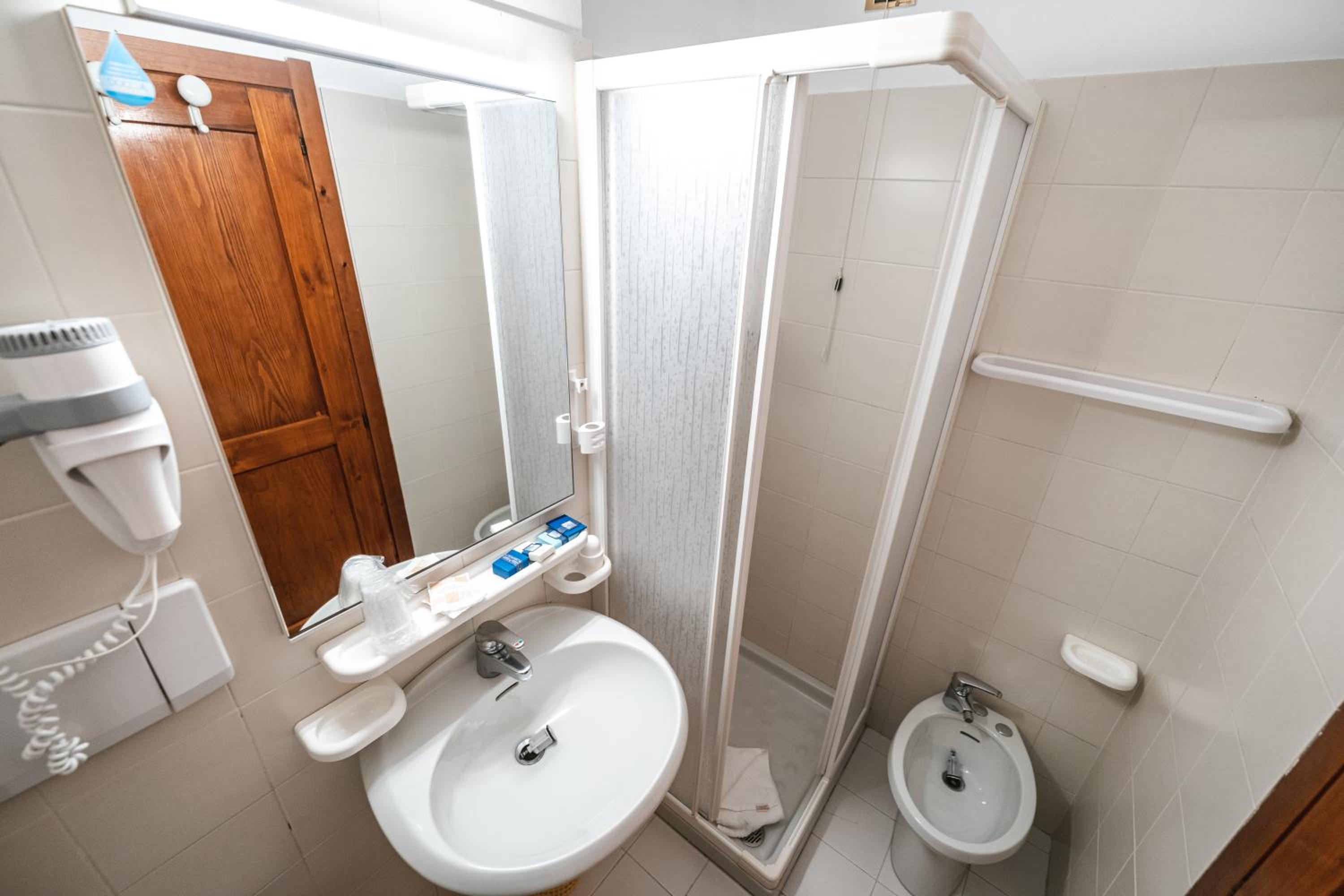 Standard Double or Twin Room - Photo 7
