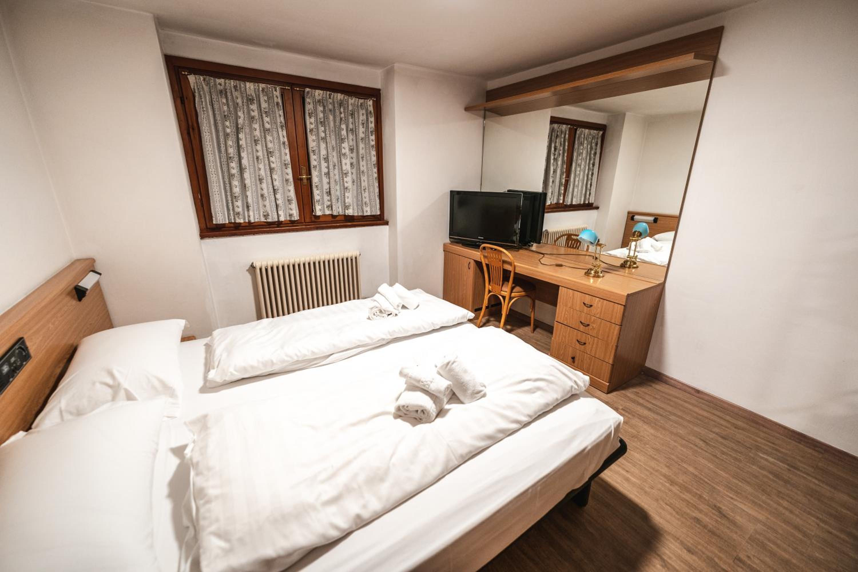 Standard Double or Twin Room - Photo 2