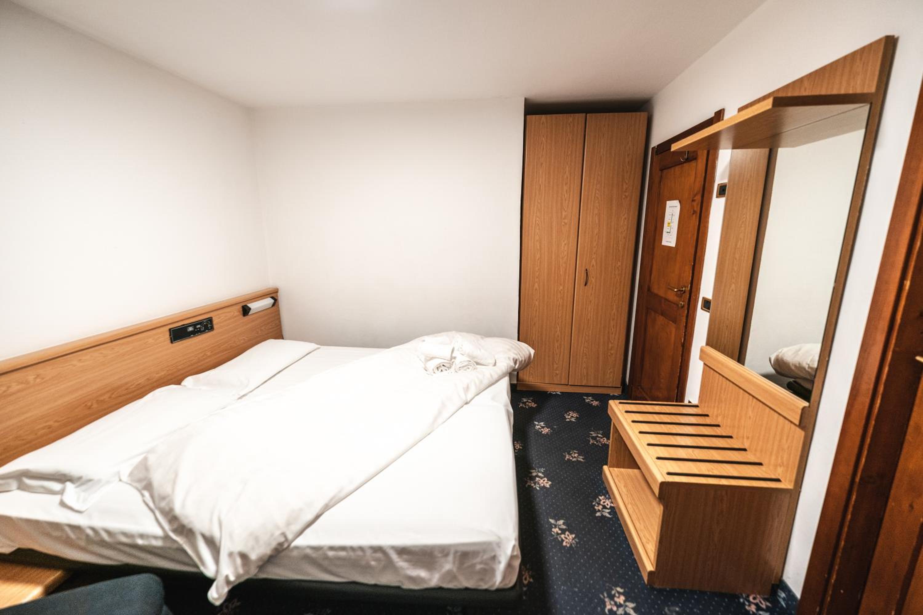 Standard Double or Twin Room - Photo 8