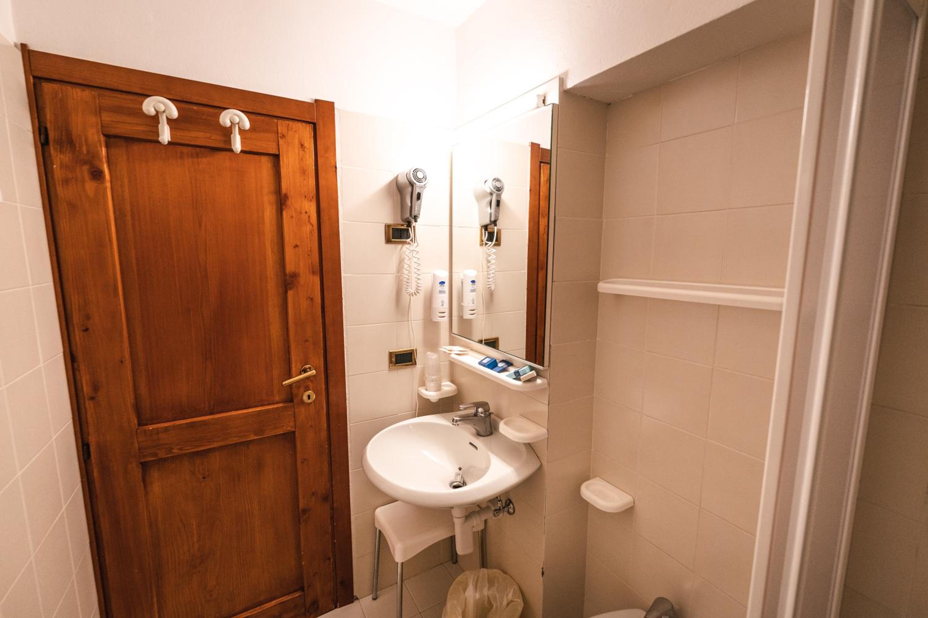 Standard Double or Twin Room - Photo 9