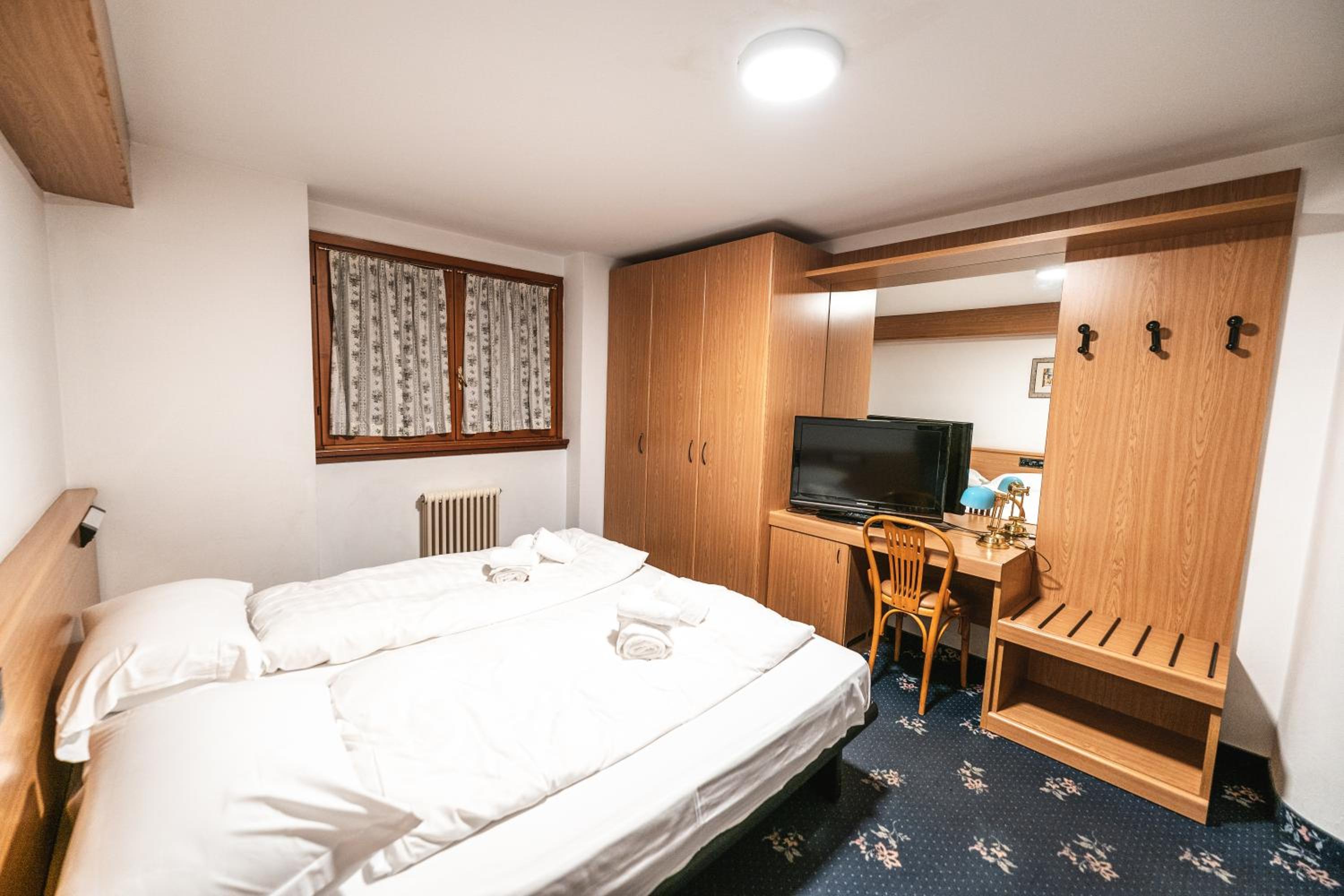 Standard Double or Twin Room - Photo 10
