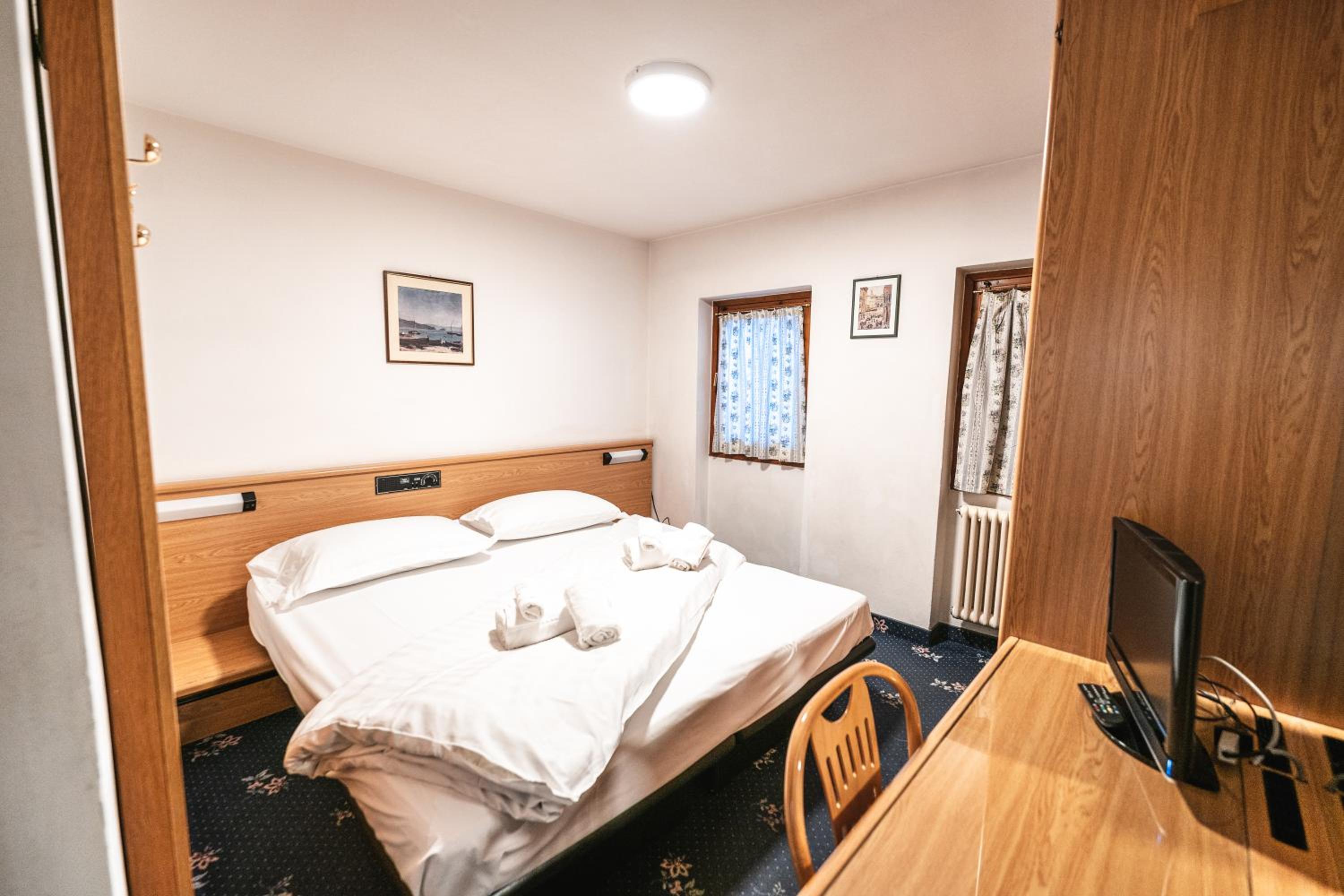 Standard Double or Twin Room - Photo 11