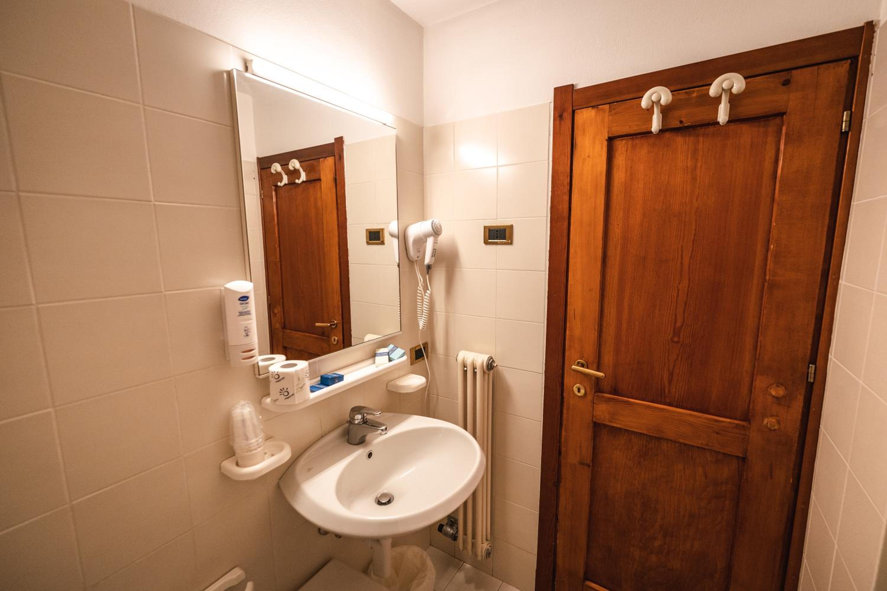Standard Double or Twin Room - Photo 17