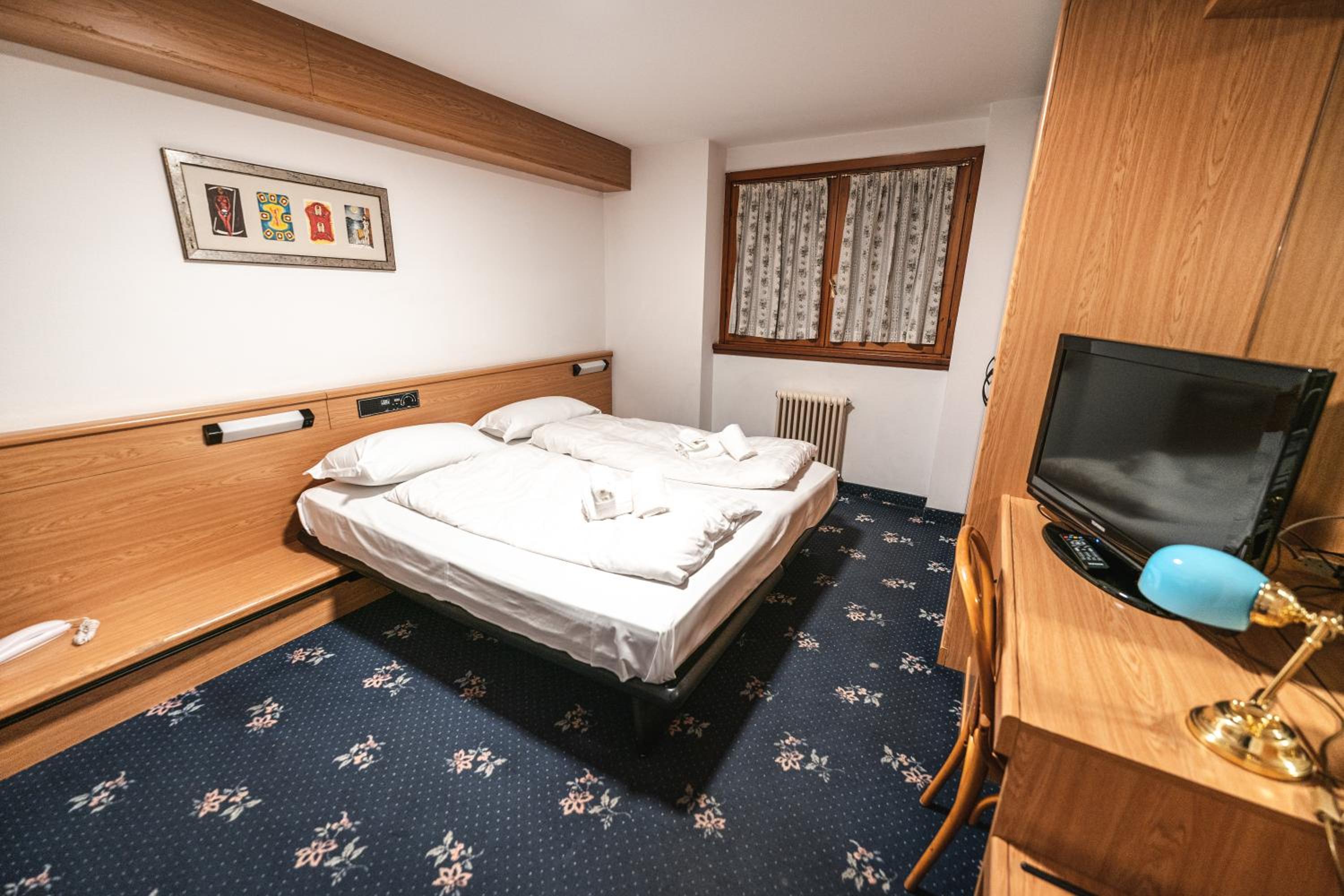 Standard Double or Twin Room - Photo 12