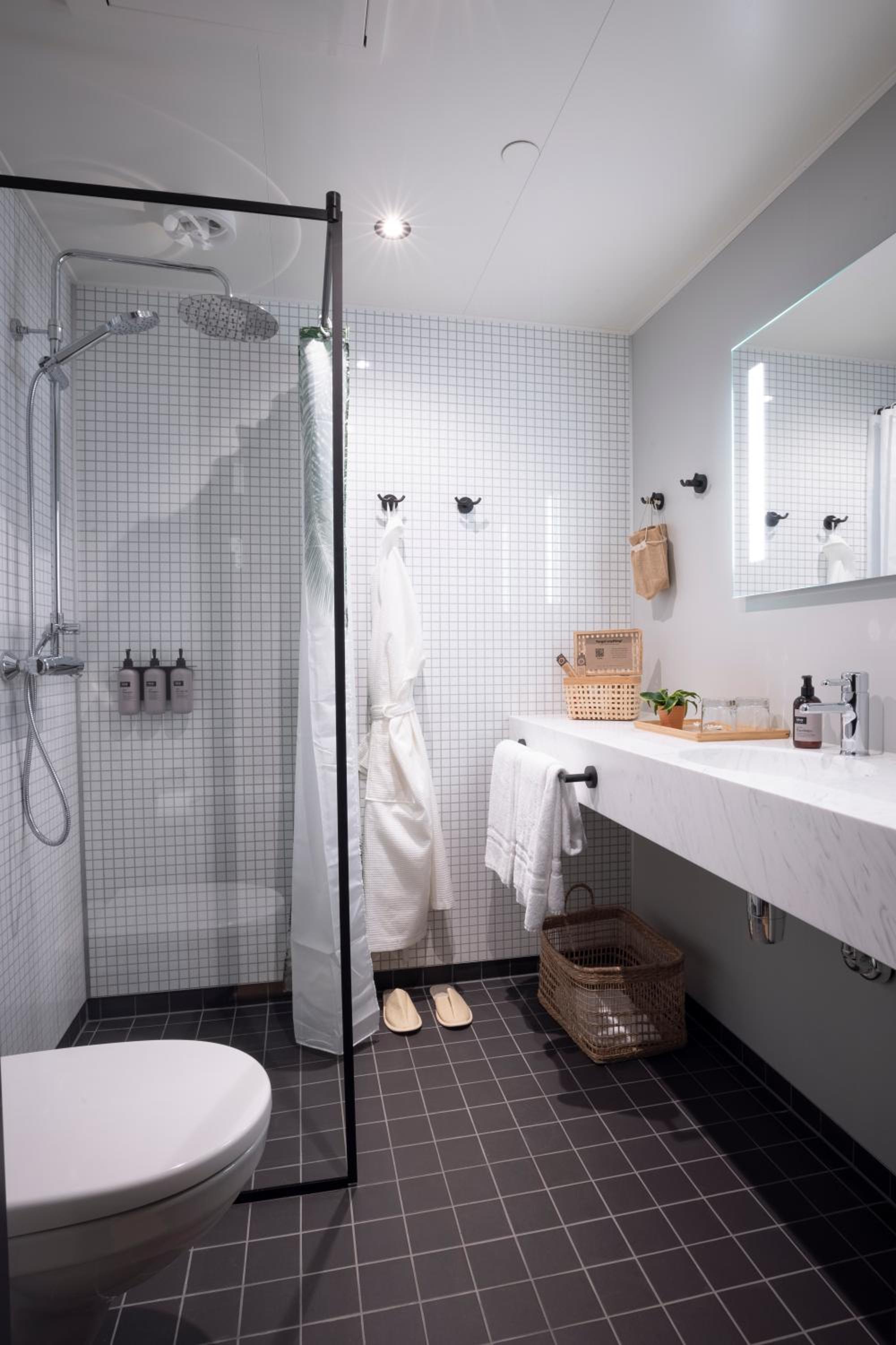 Family Room with Private Bathroom - Photo 9