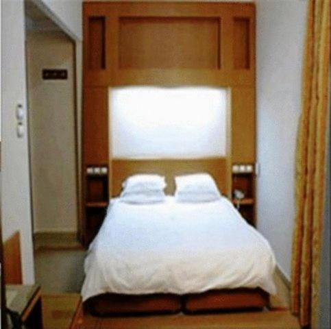 Double or Twin Room - Photo 4